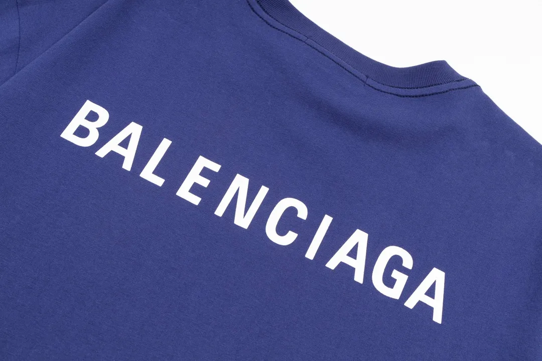 🅿️166 Detailed picture [Top version. Official website quality] BALENCI*GA/Paris#Classic style. Classic letter printed short-sleeved T-shirt on the front and back #brick cabinet synchronization.                       The fabric is made of Paris ZP custom-woven and dyed cotton double yarn, weighing 260 grams. The cloth surface is clean. The cloth pattern is clear, soft and comfortable. The threads are dyed with no color difference. The classic pattern is printed with environmentally friendly imported materials, precision printing screen, the letters are clear, the effect is three-dimensional, and the brick cabinet is restored. The version adopts OS loose shoulder style. Same style for men and women. Coding: BL223022 Color: black, beige, white, blue, floral gray, beige. Size: XS to L