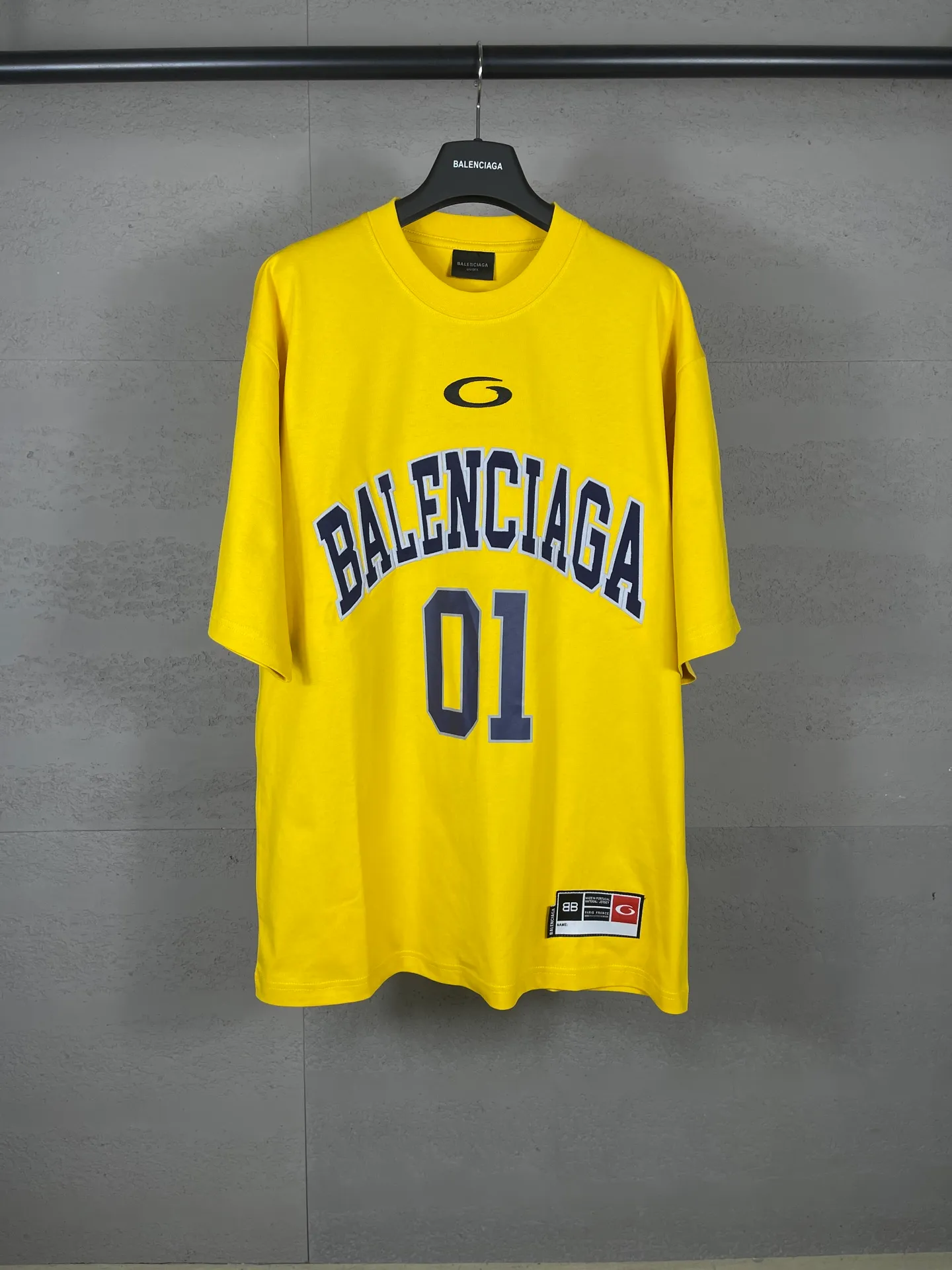 🅿️210 Actual pictures [Top version. Official website quality] BALENCI*GA/Paris.SS25 latest basketball uniform embroidered printed long-sleeved T-shirt. The front embroidery is embroidered and printed using a Tajima computer embroidery machine, the lower left corner is stamped, and the back piece is printed. Brick cabinets are synchronized. Genuine products are developed at the first time. The fabric is made of Paris ZP custom-woven and dyed cotton double yarn. Weighing 260 grams, the cloth surface is clean. The cloth pattern is clear, soft and comfortable. The threads are dyed with no color difference. The printing uses environmentally friendly imported materials, the letters are clear and the effect is three-dimensional. The version adopts OS loose shoulder design. Same style for men and women. Code: BL253626 Color: black, white, orchid, purple, yellow, green. Size: XS S M L
