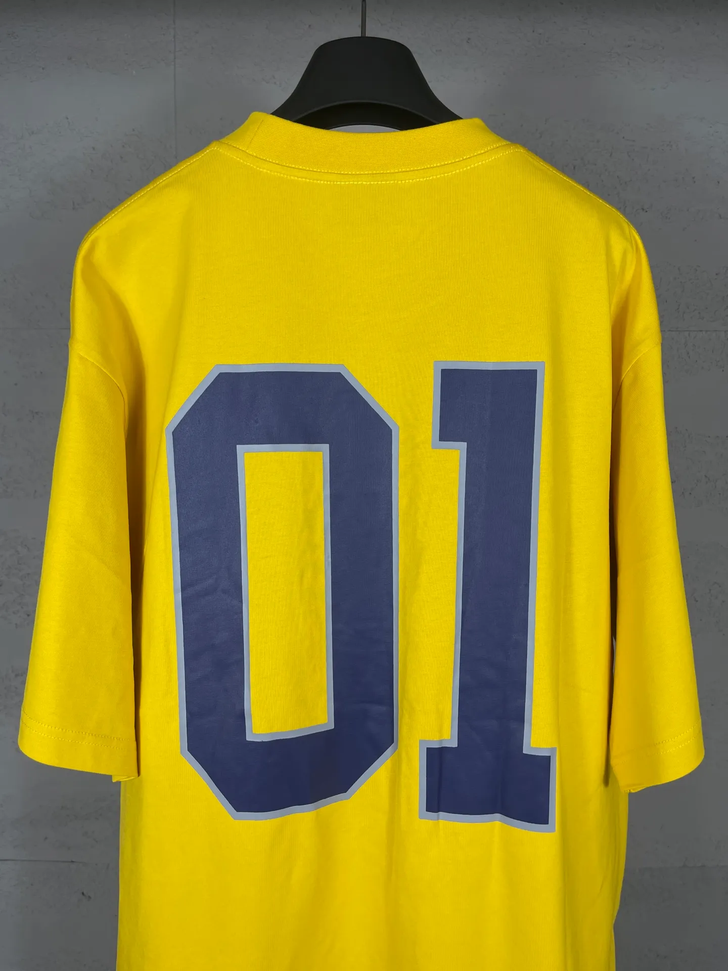 🅿️210 Actual pictures [Top version. Official website quality] BALENCI*GA/Paris.SS25 latest basketball uniform embroidered printed long-sleeved T-shirt. The front embroidery is embroidered and printed using a Tajima computer embroidery machine, the lower left corner is stamped, and the back piece is printed. Brick cabinets are synchronized. Genuine products are developed at the first time. The fabric is made of Paris ZP custom-woven and dyed cotton double yarn. Weighing 260 grams, the cloth surface is clean. The cloth pattern is clear, soft and comfortable. The threads are dyed with no color difference. The printing uses environmentally friendly imported materials, the letters are clear and the effect is three-dimensional. The version adopts OS loose shoulder design. Same style for men and women. Code: BL253626 Color: black, white, orchid, purple, yellow, green. Size: XS S M L