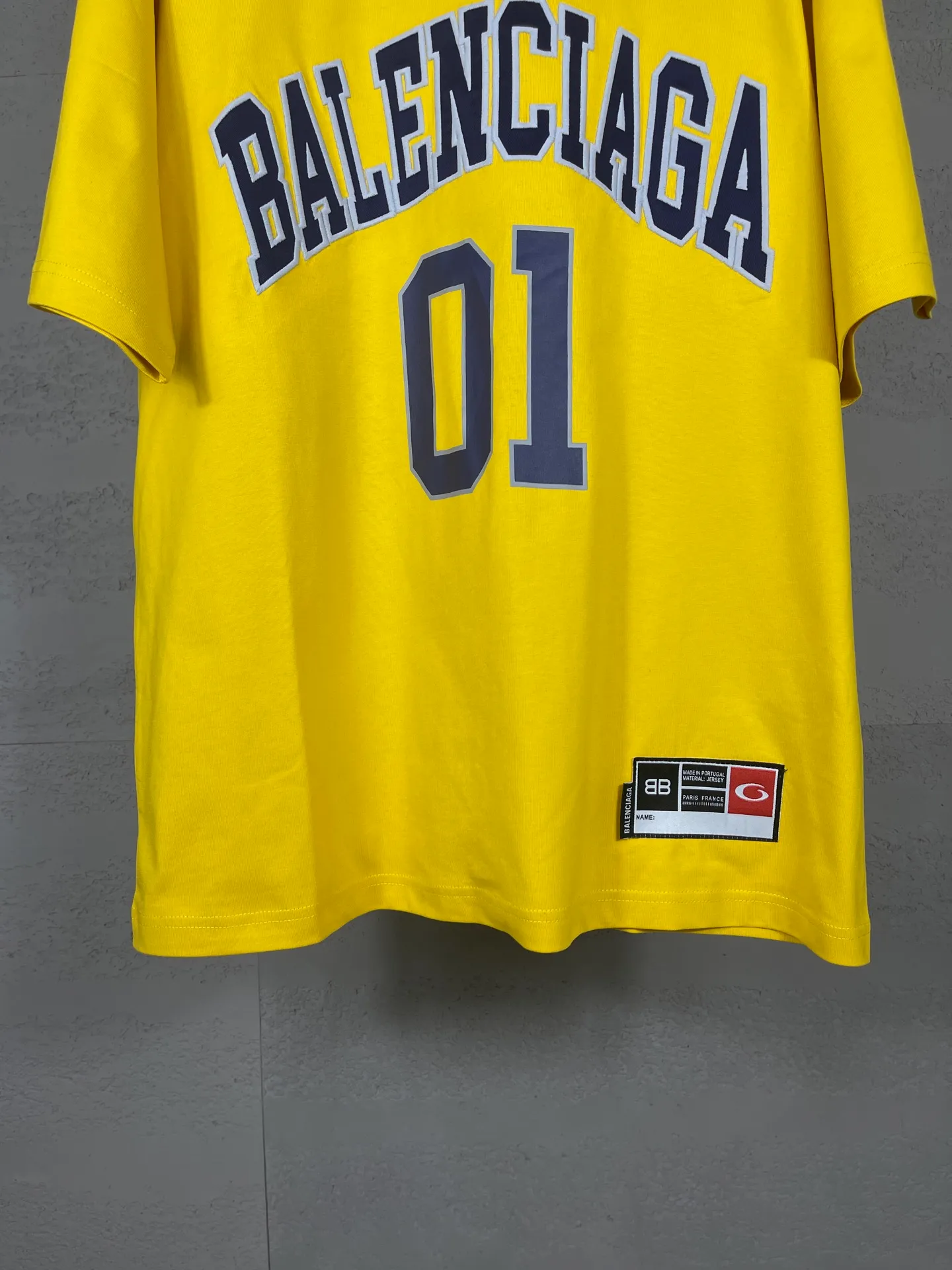 🅿️210 Actual pictures [Top version. Official website quality] BALENCI*GA/Paris.SS25 latest basketball uniform embroidered printed long-sleeved T-shirt. The front embroidery is embroidered and printed using a Tajima computer embroidery machine, the lower left corner is stamped, and the back piece is printed. Brick cabinets are synchronized. Genuine products are developed at the first time. The fabric is made of Paris ZP custom-woven and dyed cotton double yarn. Weighing 260 grams, the cloth surface is clean. The cloth pattern is clear, soft and comfortable. The threads are dyed with no color difference. The printing uses environmentally friendly imported materials, the letters are clear and the effect is three-dimensional. The version adopts OS loose shoulder design. Same style for men and women. Code: BL253626 Color: black, white, orchid, purple, yellow, green. Size: XS S M L