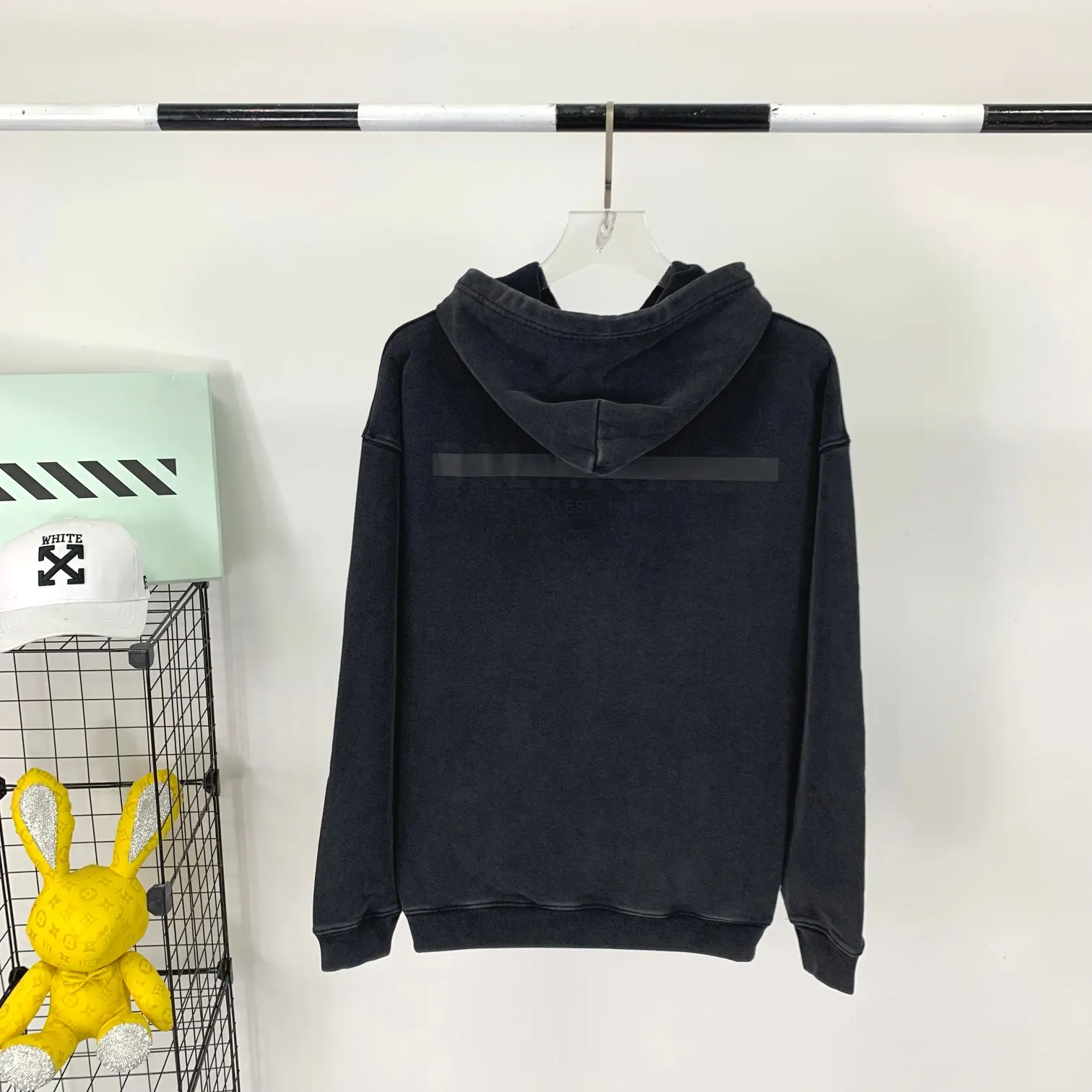 Spring and Autumn BALENCIAGA New Tape Letter Print Male and Female Couple Stars Same Style Cotton Hoodie Hooded Sweatshirt Made of 26-count double-yarn plain weave David's clothing, with a fish pattern bottom weighing 420 grams, 21-count double-yarn flat knitting ribs, the fabric is washed and cut to eliminate lint, 100% cotton resin cap cord, imported loom, custom-woven and dyed fabric, the yarn is 18SJC, custom-dyed threaded cap cord, front and rear webs The board is hand-printed, precision mesh is used to make the stencil, and imported environmentally friendly slurry is scraped. The letters are clearly restored, and the spacing between letters is all in line with the original version. The font size is consistent with the original version, and the comparison code number ratio is increased and enlarged. The letters are strictly aligned, and the spacing ratio and three-dimensional sense are highly restored. The printing has no burrs. Basically, the color difference is minimized to be infinitely close. The printing is transparent and has no burrs. The yarn is made of 18SJC and imported oil-proof treated thread, so there will be no oil stains. The car is an imported car with a silver sword and a knife, which does not eat the cloth and leaves no cloth. The sewing machine needle uses a No. 9 round-head needle, which does not cause any oil stains. The fibers of the fabric are punctured without breaking. The threading density is 3CM/14 needles. It is tight and not loose or sparse. The double-layer stitching of the back collar is firm and tight. The double-chain threading of the shoulders is tight. The hem is tightened. The fabric is full of drape. The pattern is consistent. From the dyeing to the process, the color and positioning are completely matched. Three standards for customized accessories. Size: XS-L Color: Washed Black P:450