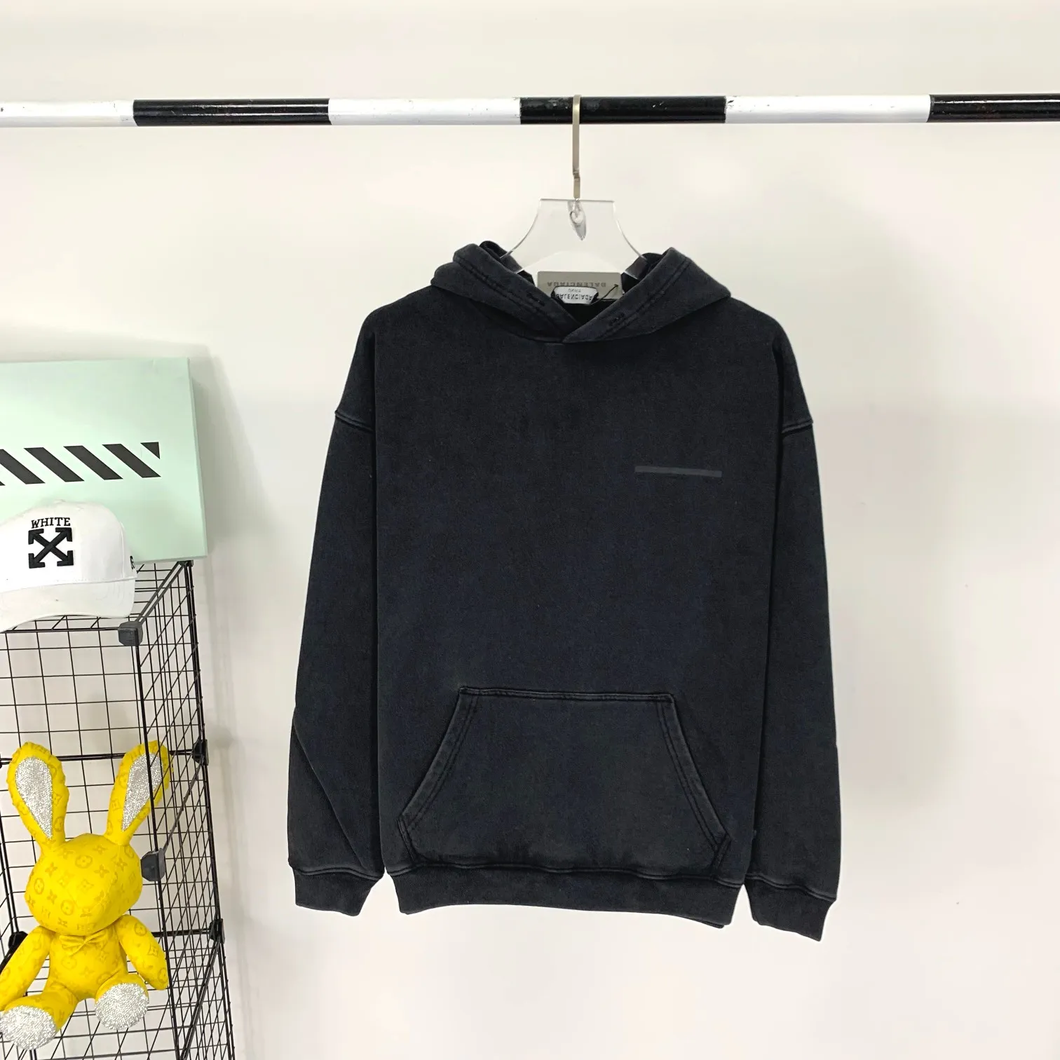 Spring and Autumn BALENCIAGA New Tape Letter Print Male and Female Couple Stars Same Style Cotton Hoodie Hooded Sweatshirt Made of 26-count double-yarn plain weave David's clothing, with a fish pattern bottom weighing 420 grams, 21-count double-yarn flat knitting ribs, the fabric is washed and cut to eliminate lint, 100% cotton resin cap cord, imported loom, custom-woven and dyed fabric, the yarn is 18SJC, custom-dyed threaded cap cord, front and rear webs The board is hand-printed, precision mesh is used to make the stencil, and imported environmentally friendly slurry is scraped. The letters are clearly restored, and the spacing between letters is all in line with the original version. The font size is consistent with the original version, and the comparison code number ratio is increased and enlarged. The letters are strictly aligned, and the spacing ratio and three-dimensional sense are highly restored. The printing has no burrs. Basically, the color difference is minimized to be infinitely close. The printing is transparent and has no burrs. The yarn is made of 18SJC and imported oil-proof treated thread, so there will be no oil stains. The car is an imported car with a silver sword and a knife, which does not eat the cloth and leaves no cloth. The sewing machine needle uses a No. 9 round-head needle, which does not cause any oil stains. The fibers of the fabric are punctured without breaking. The threading density is 3CM/14 needles. It is tight and not loose or sparse. The double-layer stitching of the back collar is firm and tight. The double-chain threading of the shoulders is tight. The hem is tightened. The fabric is full of drape. The pattern is consistent. From the dyeing to the process, the color and positioning are completely matched. Three standards for customized accessories. Size: XS-L Color: Washed Black P:450