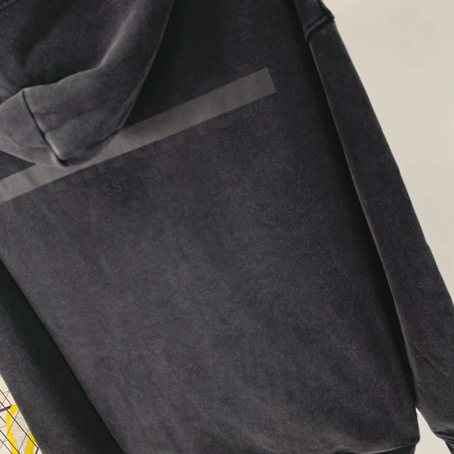 Spring and Autumn BALENCIAGA New Tape Letter Print Male and Female Couple Stars Same Style Cotton Hoodie Hooded Sweatshirt Made of 26-count double-yarn plain weave David's clothing, with a fish pattern bottom weighing 420 grams, 21-count double-yarn flat knitting ribs, the fabric is washed and cut to eliminate lint, 100% cotton resin cap cord, imported loom, custom-woven and dyed fabric, the yarn is 18SJC, custom-dyed threaded cap cord, front and rear webs The board is hand-printed, precision mesh is used to make the stencil, and imported environmentally friendly slurry is scraped. The letters are clearly restored, and the spacing between letters is all in line with the original version. The font size is consistent with the original version, and the comparison code number ratio is increased and enlarged. The letters are strictly aligned, and the spacing ratio and three-dimensional sense are highly restored. The printing has no burrs. Basically, the color difference is minimized to be infinitely close. The printing is transparent and has no burrs. The yarn is made of 18SJC and imported oil-proof treated thread, so there will be no oil stains. The car is an imported car with a silver sword and a knife, which does not eat the cloth and leaves no cloth. The sewing machine needle uses a No. 9 round-head needle, which does not cause any oil stains. The fibers of the fabric are punctured without breaking. The threading density is 3CM/14 needles. It is tight and not loose or sparse. The double-layer stitching of the back collar is firm and tight. The double-chain threading of the shoulders is tight. The hem is tightened. The fabric is full of drape. The pattern is consistent. From the dyeing to the process, the color and positioning are completely matched. Three standards for customized accessories. Size: XS-L Color: Washed Black P:450