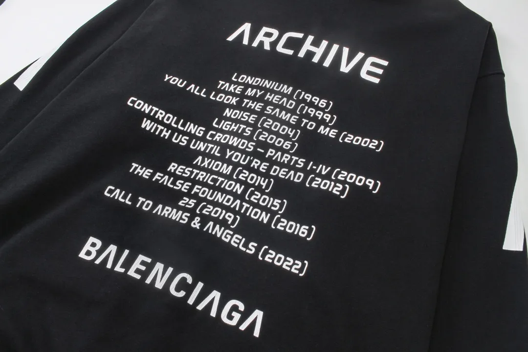 🅿️400 detailed picture [Top version. Official website quality] BALENCI*GA/Paris. 2024 latest global limited edition. BALENCIAGA joins forces with Archive to create a hooded sweatshirt. Crack printing is washed and worn, over-heavy craftsmanship, and brick cabinets are synchronized. ⚠️Distinguish the market currency, genuine development, worn. The hand-painted is consistent with ZP, and the printing uses imported cracking environmentally friendly glue. The garments are washed, worn and worn. The whole piece is designed with heavy craftsmanship. Comparisons welcome. The version adopts OS loose shoulder design. Same style for men and women. Code: BL238808 Color: black, gray and white. Size: XS S M L