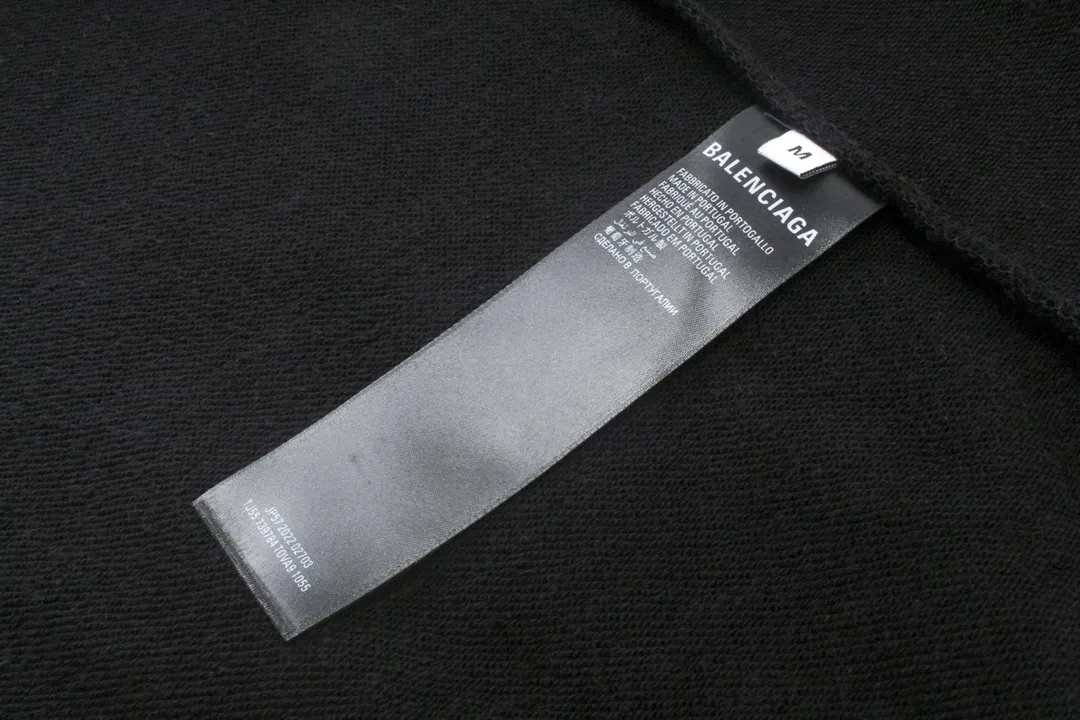 🅿️400 detailed picture [Top version. Official website quality] BALENCI*GA/Paris. 2024 latest global limited edition. BALENCIAGA joins forces with Archive to create a hooded sweatshirt. Crack printing is washed and worn, over-heavy craftsmanship, and brick cabinets are synchronized. ⚠️Distinguish the market currency, genuine development, worn. The hand-painted is consistent with ZP, and the printing uses imported cracking environmentally friendly glue. The garments are washed, worn and worn. The whole piece is designed with heavy craftsmanship. Comparisons welcome. The version adopts OS loose shoulder design. Same style for men and women. Code: BL238808 Color: black, gray and white. Size: XS S M L
