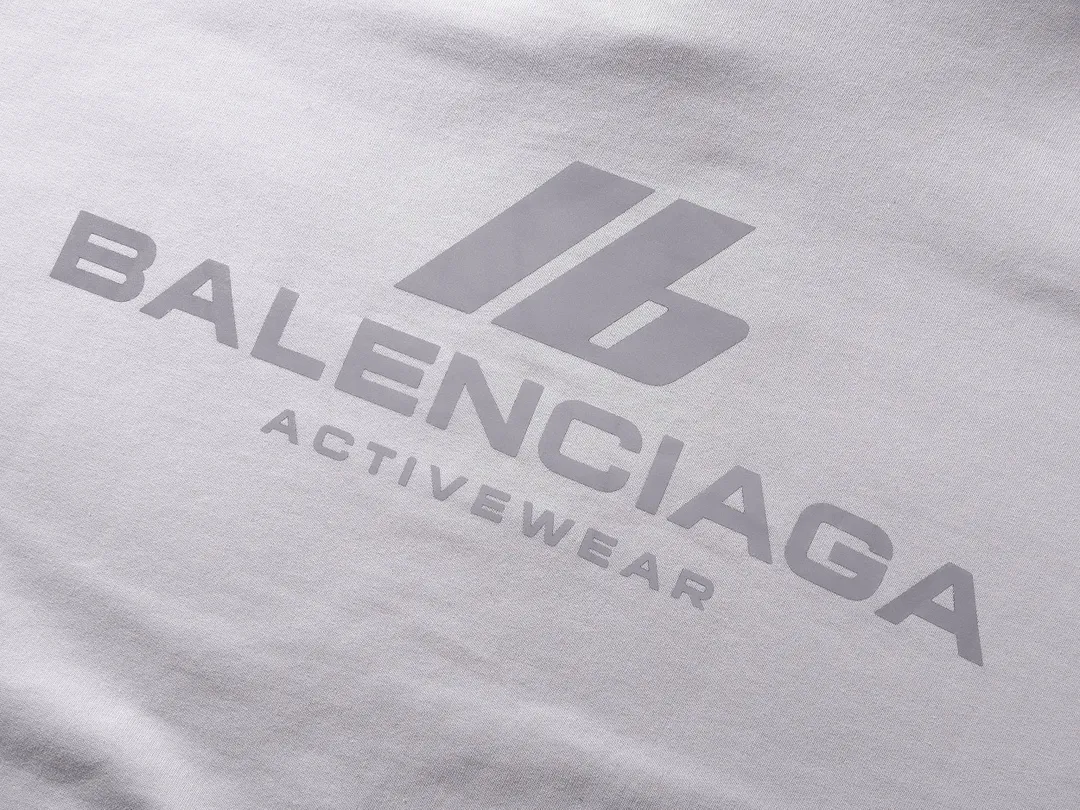 🅿️300 real photos [Top version. Official website quality] BALENCI*GA/Paris. 2024 new style. Hooded sweatshirt with front and rear LOGO reflective letters, brick cabinet synchronization. Developed as genuine product at the first time, welcome to compare! The fabric is made of Paris ZP custom-woven and dyed cotton terry sweatshirt. Weighing 460 grams, the cloth surface is clean. The cloth pattern is clear, soft and comfortable. The threads are dyed with no color difference. Get reflective film beforehand. The effect will be three-dimensional. Restore the brick cabinet. Different market currency, welcome to compare, the version adopts OS loose shoulder version. Same style for men and women Coding: BL238929 Color: black, off-white Size: XS S M L