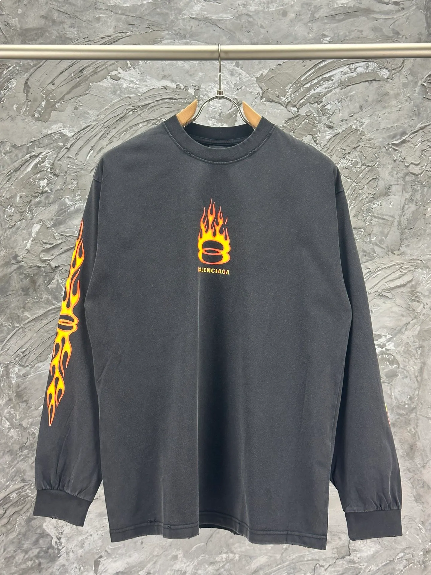 🅿️270 - BALENCI*GA Paris s#Double Ring# flame direct injection printed washed distressed long sleeves. The fabric is made of Paris ZP custom woven and dyed double yarn pure cotton fabric 280g. The thread is custom woven and dyed without color difference before and after. The printing is made of environmentally friendly imported materials and direct spray. The ready-made garments are washed in many places to make them worn and worn. Two high-temperature shaping washes. os dropped shoulders and loose version are the same for men and women -Color: washed black -SIZE: XS S M L style number 8626#