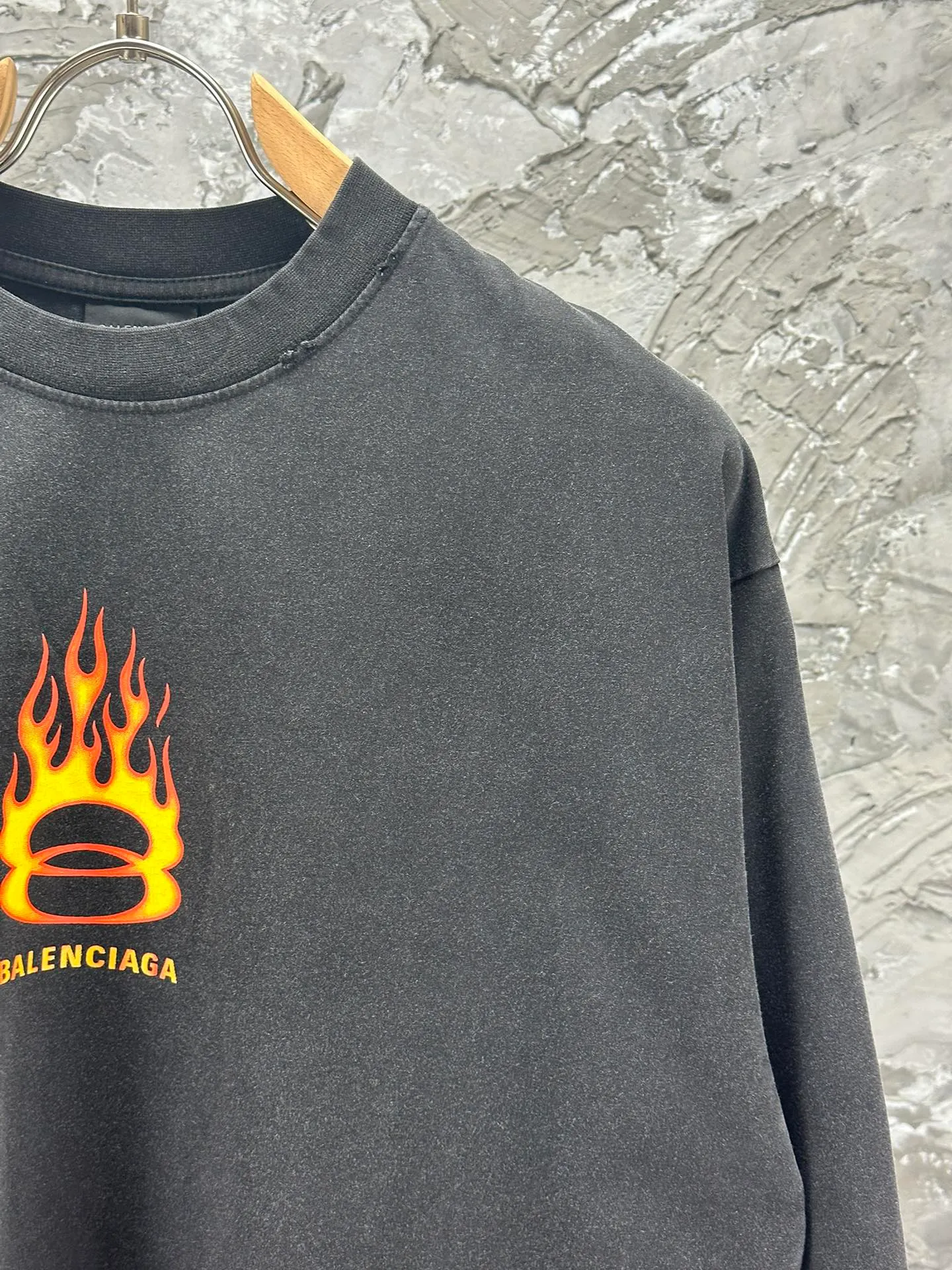 🅿️270 - BALENCI*GA Paris s#Double Ring# flame direct injection printed washed distressed long sleeves. The fabric is made of Paris ZP custom woven and dyed double yarn pure cotton fabric 280g. The thread is custom woven and dyed without color difference before and after. The printing is made of environmentally friendly imported materials and direct spray. The ready-made garments are washed in many places to make them worn and worn. Two high-temperature shaping washes. os dropped shoulders and loose version are the same for men and women -Color: washed black -SIZE: XS S M L style number 8626#