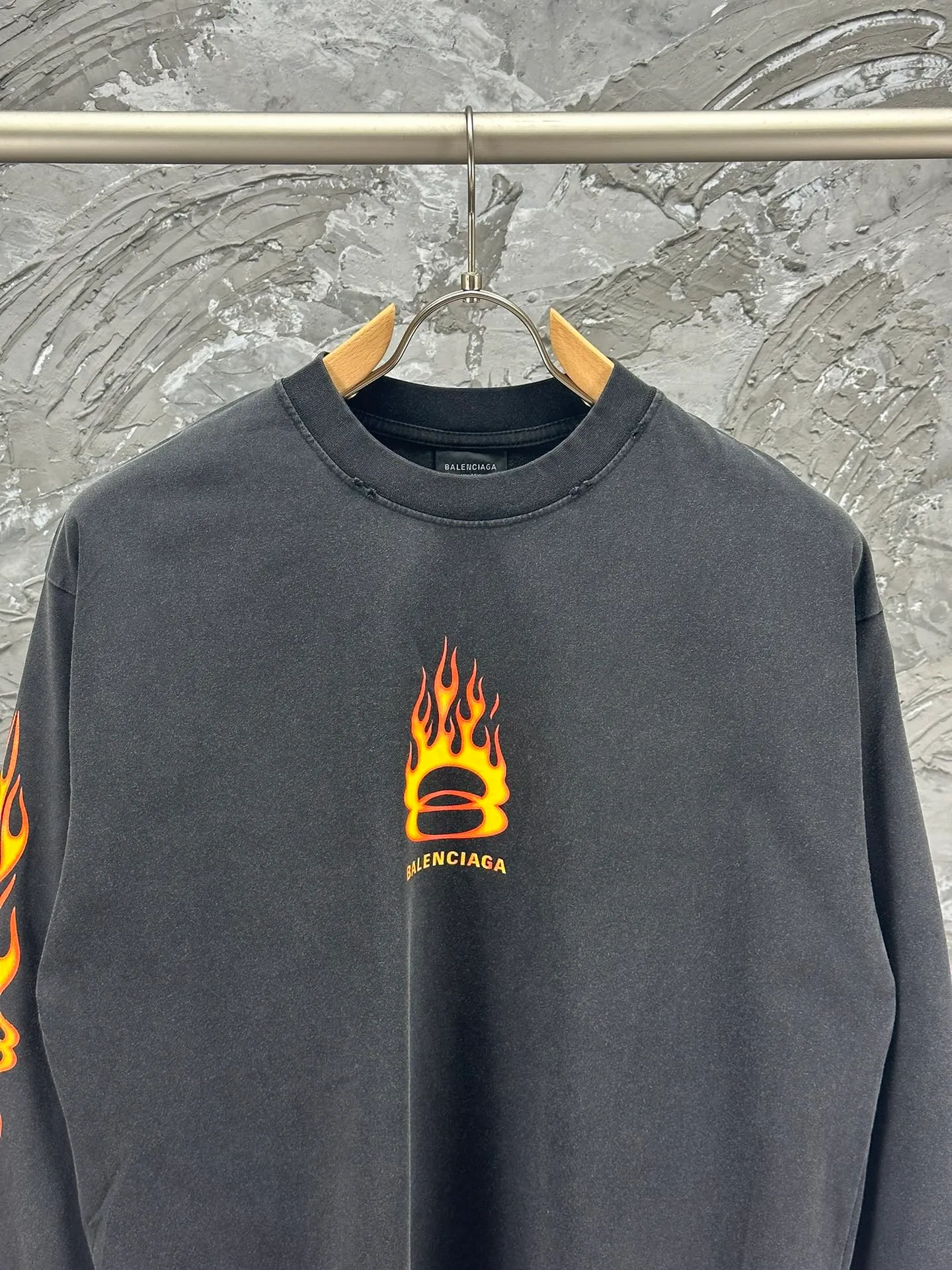 🅿️270 - BALENCI*GA Paris s#Double Ring# flame direct injection printed washed distressed long sleeves. The fabric is made of Paris ZP custom woven and dyed double yarn pure cotton fabric 280g. The thread is custom woven and dyed without color difference before and after. The printing is made of environmentally friendly imported materials and direct spray. The ready-made garments are washed in many places to make them worn and worn. Two high-temperature shaping washes. os dropped shoulders and loose version are the same for men and women -Color: washed black -SIZE: XS S M L style number 8626#