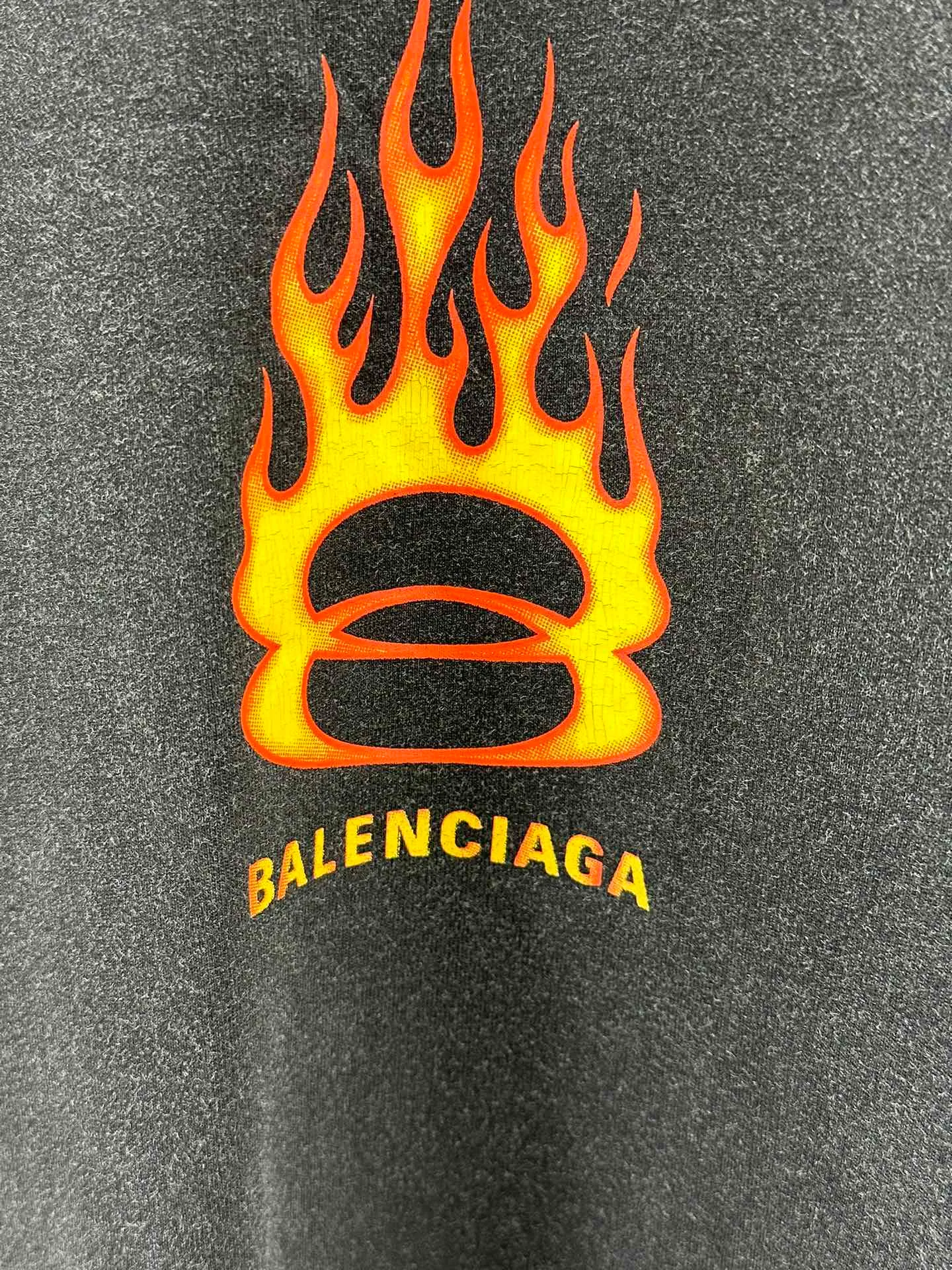 🅿️270 - BALENCI*GA Paris s#Double Ring# flame direct injection printed washed distressed long sleeves. The fabric is made of Paris ZP custom woven and dyed double yarn pure cotton fabric 280g. The thread is custom woven and dyed without color difference before and after. The printing is made of environmentally friendly imported materials and direct spray. The ready-made garments are washed in many places to make them worn and worn. Two high-temperature shaping washes. os dropped shoulders and loose version are the same for men and women -Color: washed black -SIZE: XS S M L style number 8626#