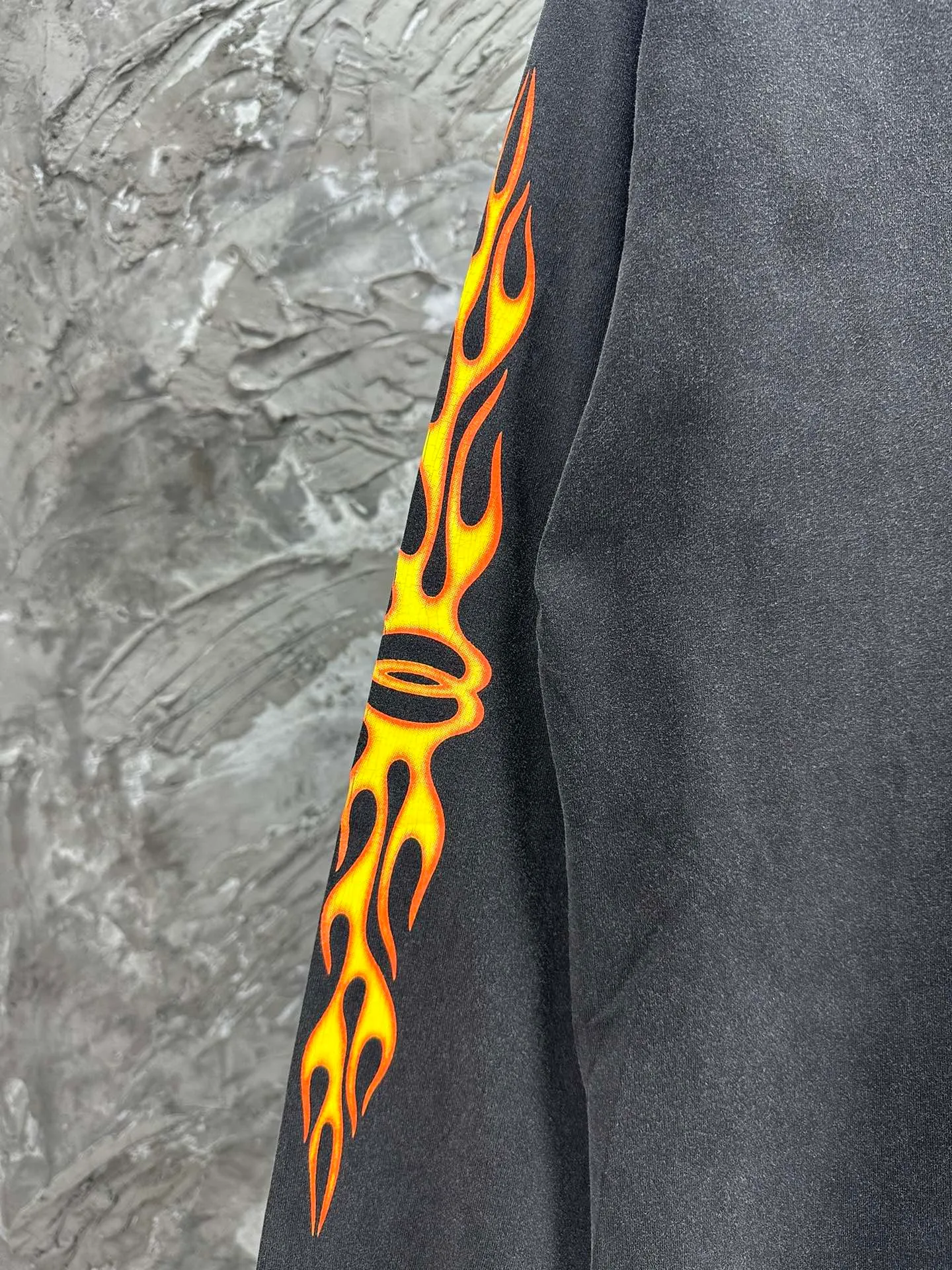 🅿️270 - BALENCI*GA Paris s#Double Ring# flame direct injection printed washed distressed long sleeves. The fabric is made of Paris ZP custom woven and dyed double yarn pure cotton fabric 280g. The thread is custom woven and dyed without color difference before and after. The printing is made of environmentally friendly imported materials and direct spray. The ready-made garments are washed in many places to make them worn and worn. Two high-temperature shaping washes. os dropped shoulders and loose version are the same for men and women -Color: washed black -SIZE: XS S M L style number 8626#
