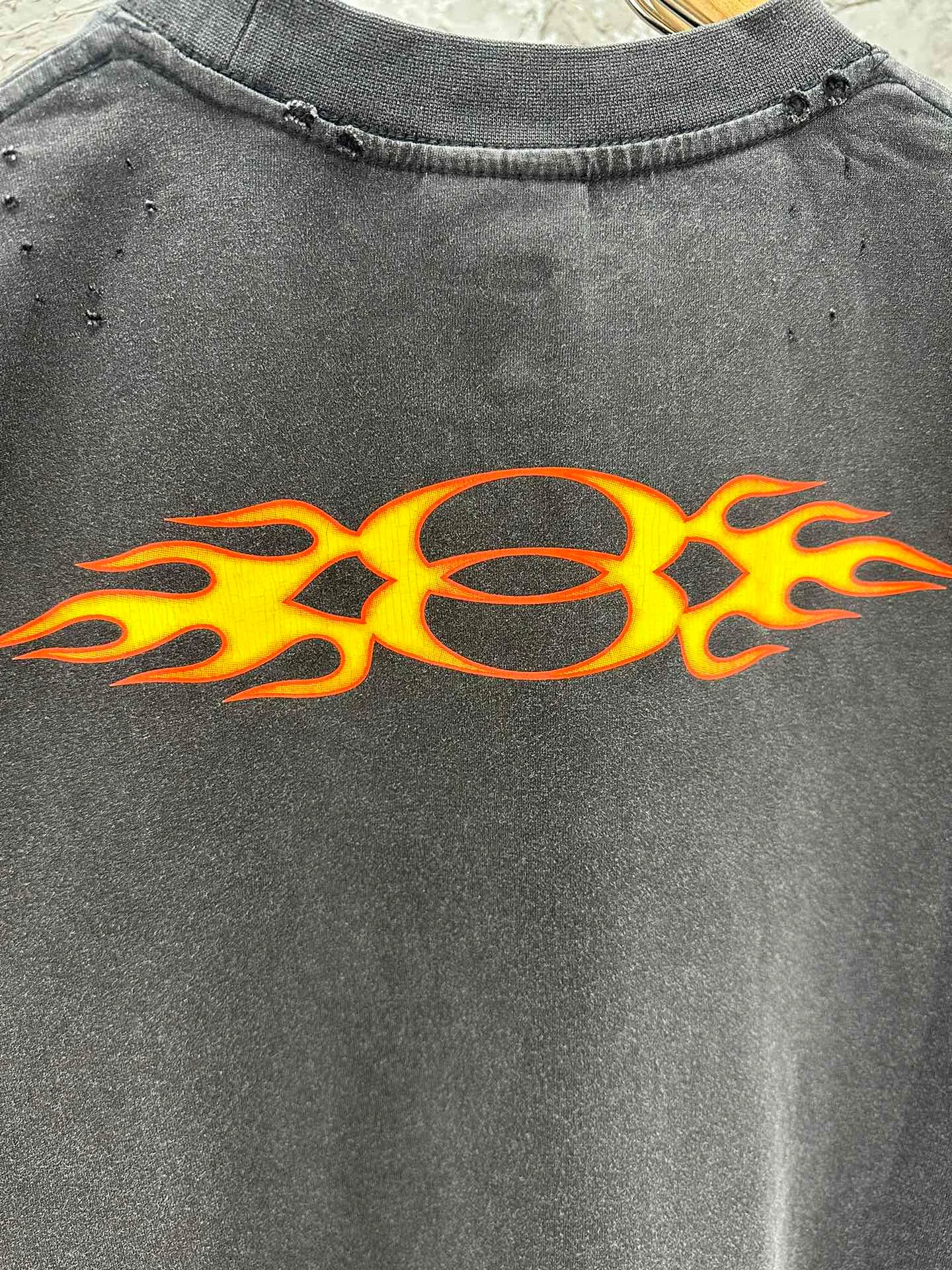 🅿️270 - BALENCI*GA Paris s#Double Ring# flame direct injection printed washed distressed long sleeves. The fabric is made of Paris ZP custom woven and dyed double yarn pure cotton fabric 280g. The thread is custom woven and dyed without color difference before and after. The printing is made of environmentally friendly imported materials and direct spray. The ready-made garments are washed in many places to make them worn and worn. Two high-temperature shaping washes. os dropped shoulders and loose version are the same for men and women -Color: washed black -SIZE: XS S M L style number 8626#