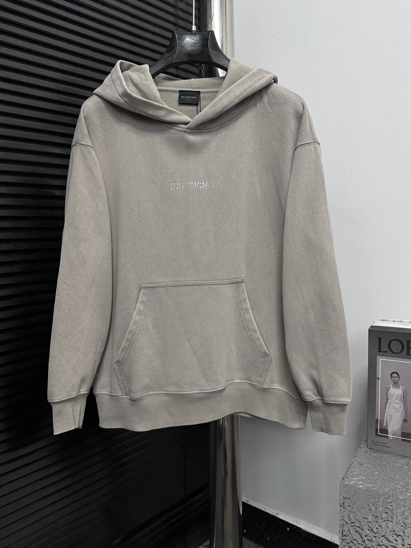 🅿️330 [BALENCIaGA] Paris small letters rhinestone washed hooded sweatshirt. The fabric is made of 400g Paris-specific double yarns*high weight double yarn ribs. It is pressed using a high-temperature air machine. The high-temperature gas contacts the fabric and uses heat energy and pressure to press the fabric to ensure uniform heat distribution. The fabrics have been washed and aged. It has a better hand feel and texture. It is not easy to deform, not easy to shrink, not easy to fade, and maintains long-term beauty. Same style for men and women! ! Size: S-XL
