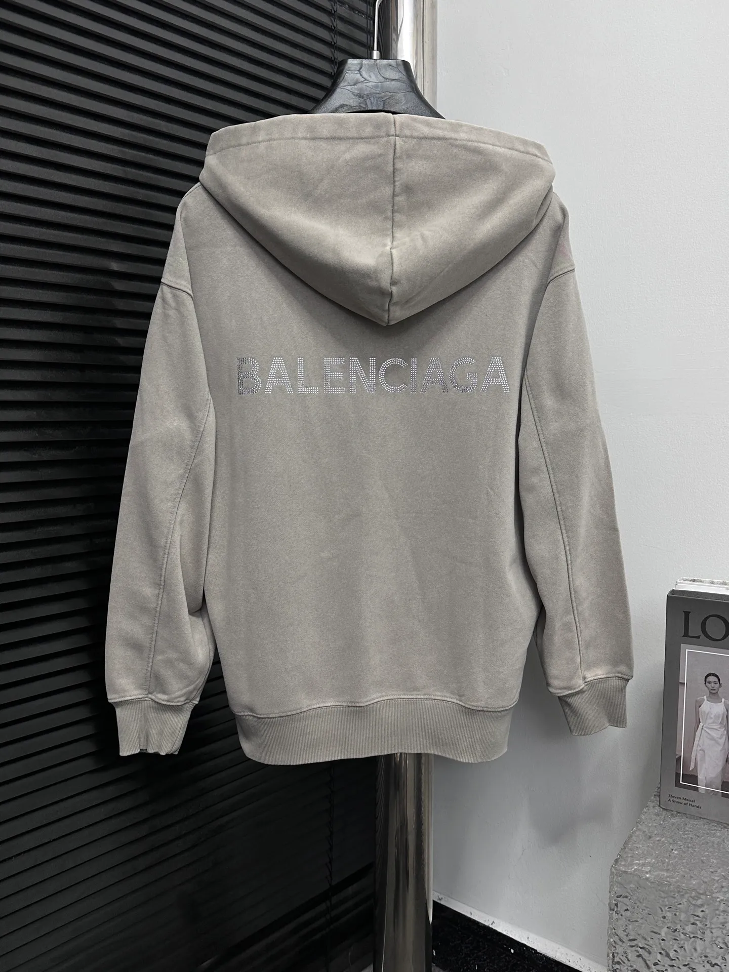 🅿️330 [BALENCIaGA] Paris small letters rhinestone washed hooded sweatshirt. The fabric is made of 400g Paris-specific double yarns*high weight double yarn ribs. It is pressed using a high-temperature air machine. The high-temperature gas contacts the fabric and uses heat energy and pressure to press the fabric to ensure uniform heat distribution. The fabrics have been washed and aged. It has a better hand feel and texture. It is not easy to deform, not easy to shrink, not easy to fade, and maintains long-term beauty. Same style for men and women! ! Size: S-XL