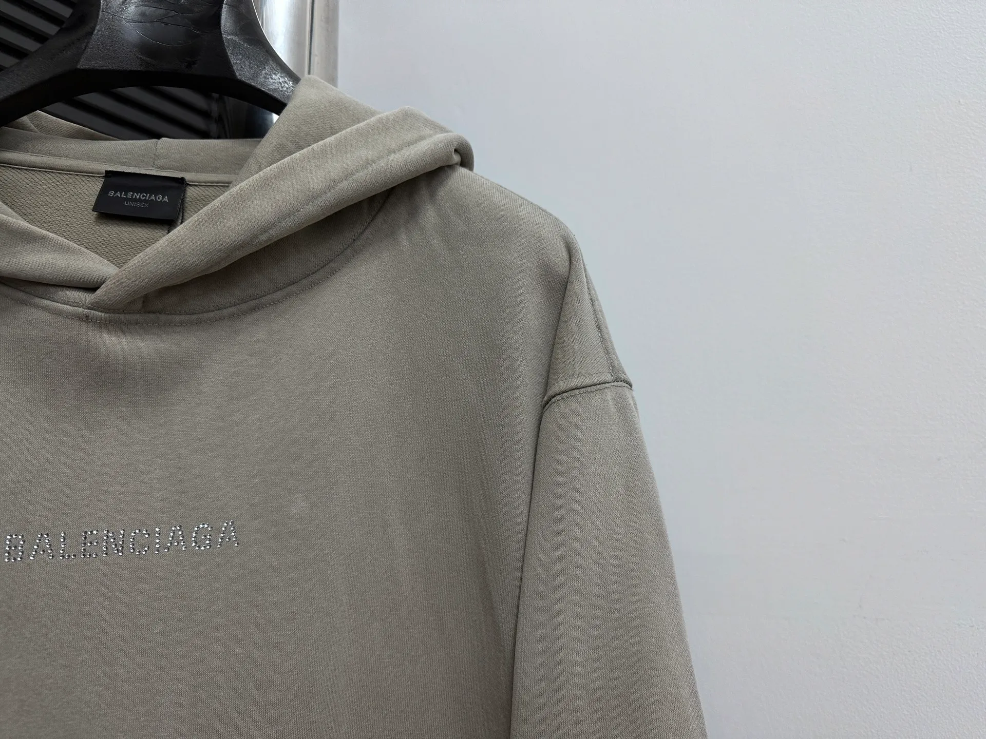 🅿️330 [BALENCIaGA] Paris small letters rhinestone washed hooded sweatshirt. The fabric is made of 400g Paris-specific double yarns*high weight double yarn ribs. It is pressed using a high-temperature air machine. The high-temperature gas contacts the fabric and uses heat energy and pressure to press the fabric to ensure uniform heat distribution. The fabrics have been washed and aged. It has a better hand feel and texture. It is not easy to deform, not easy to shrink, not easy to fade, and maintains long-term beauty. Same style for men and women! ! Size: S-XL