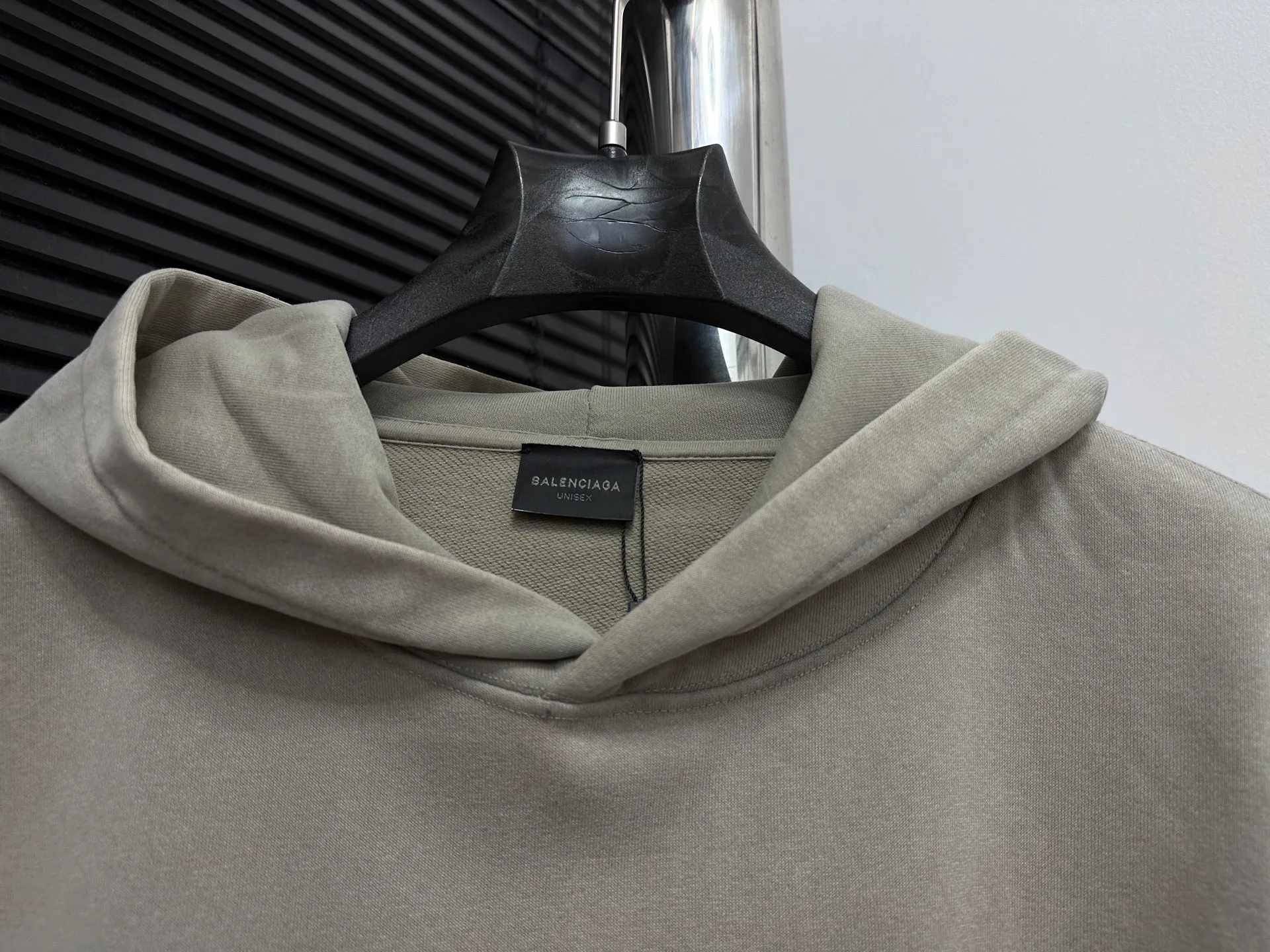 🅿️330 [BALENCIaGA] Paris small letters rhinestone washed hooded sweatshirt. The fabric is made of 400g Paris-specific double yarns*high weight double yarn ribs. It is pressed using a high-temperature air machine. The high-temperature gas contacts the fabric and uses heat energy and pressure to press the fabric to ensure uniform heat distribution. The fabrics have been washed and aged. It has a better hand feel and texture. It is not easy to deform, not easy to shrink, not easy to fade, and maintains long-term beauty. Same style for men and women! ! Size: S-XL