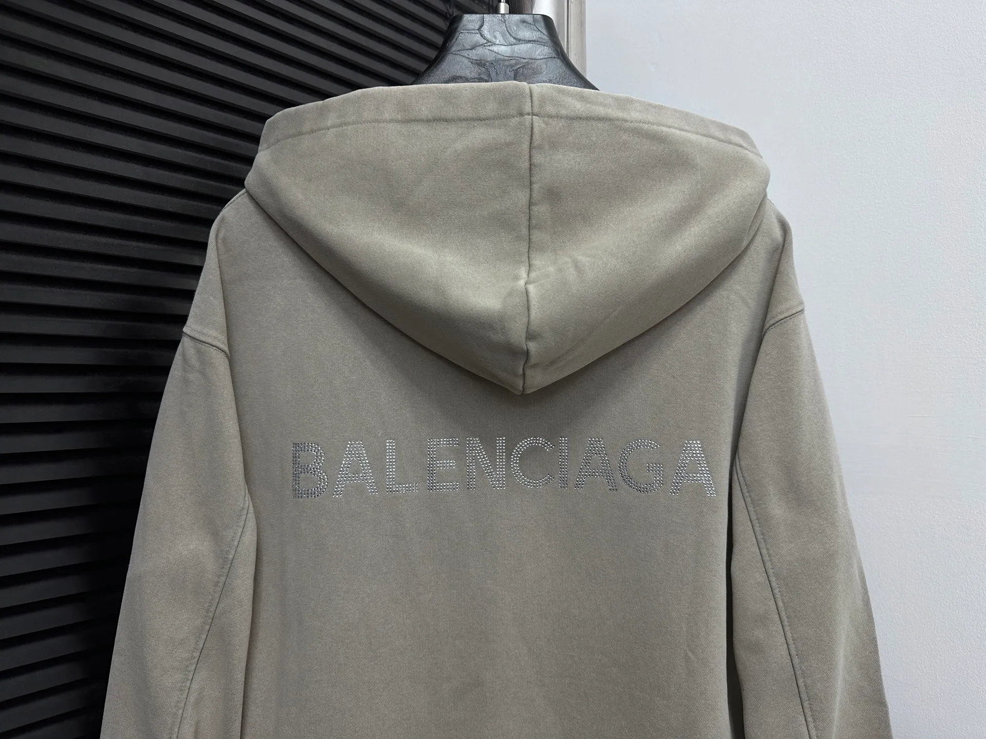 🅿️330 [BALENCIaGA] Paris small letters rhinestone washed hooded sweatshirt. The fabric is made of 400g Paris-specific double yarns*high weight double yarn ribs. It is pressed using a high-temperature air machine. The high-temperature gas contacts the fabric and uses heat energy and pressure to press the fabric to ensure uniform heat distribution. The fabrics have been washed and aged. It has a better hand feel and texture. It is not easy to deform, not easy to shrink, not easy to fade, and maintains long-term beauty. Same style for men and women! ! Size: S-XL