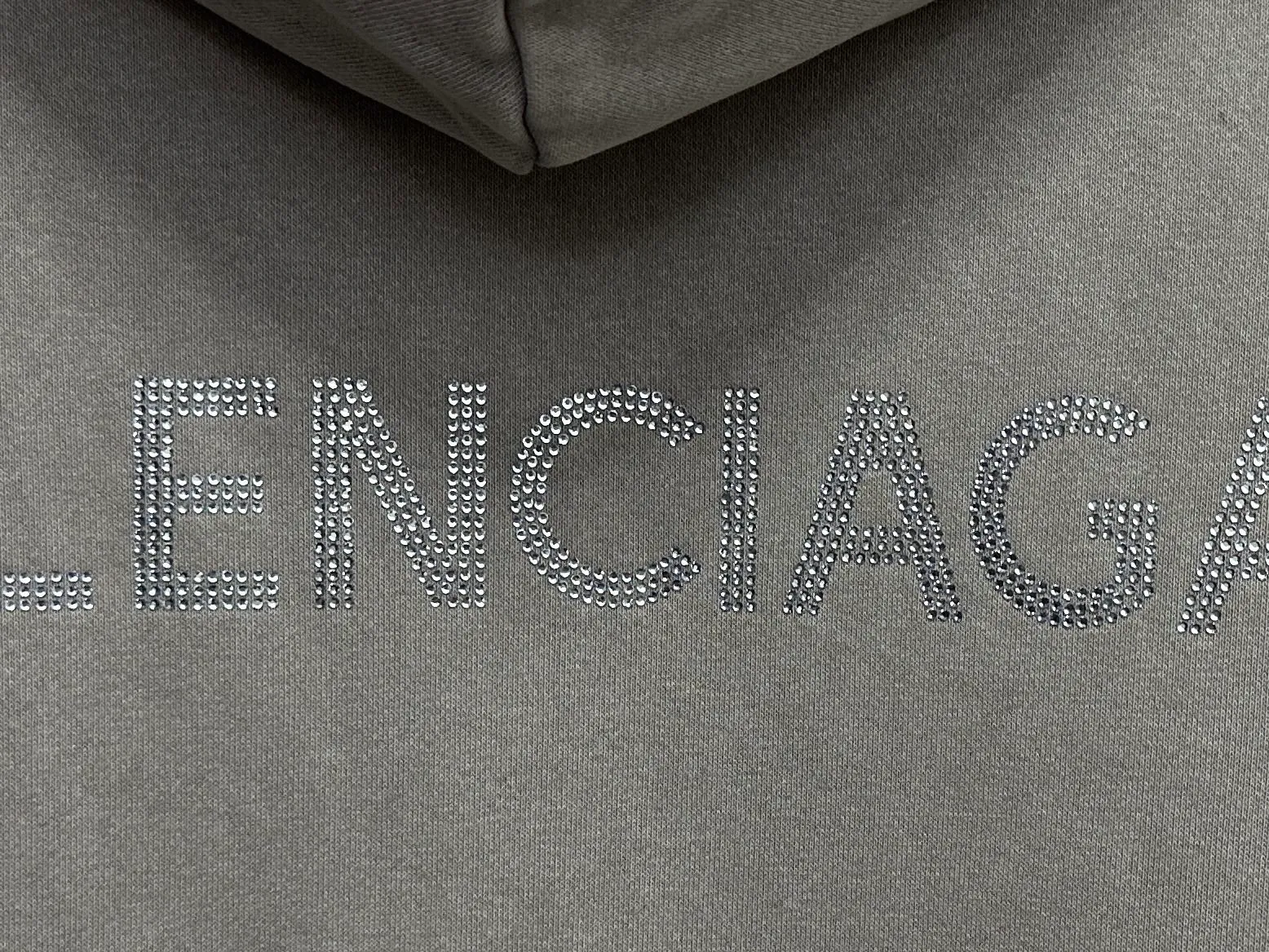 🅿️330 [BALENCIaGA] Paris small letters rhinestone washed hooded sweatshirt. The fabric is made of 400g Paris-specific double yarns*high weight double yarn ribs. It is pressed using a high-temperature air machine. The high-temperature gas contacts the fabric and uses heat energy and pressure to press the fabric to ensure uniform heat distribution. The fabrics have been washed and aged. It has a better hand feel and texture. It is not easy to deform, not easy to shrink, not easy to fade, and maintains long-term beauty. Same style for men and women! ! Size: S-XL