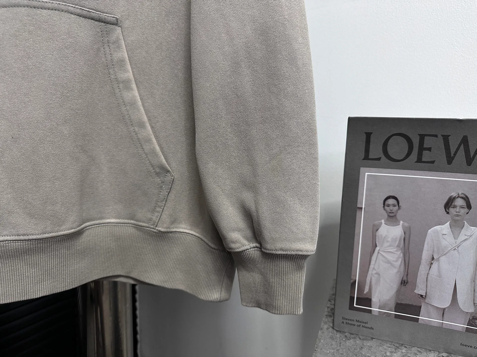 🅿️330 [BALENCIaGA] Paris small letters rhinestone washed hooded sweatshirt. The fabric is made of 400g Paris-specific double yarns*high weight double yarn ribs. It is pressed using a high-temperature air machine. The high-temperature gas contacts the fabric and uses heat energy and pressure to press the fabric to ensure uniform heat distribution. The fabrics have been washed and aged. It has a better hand feel and texture. It is not easy to deform, not easy to shrink, not easy to fade, and maintains long-term beauty. Same style for men and women! ! Size: S-XL