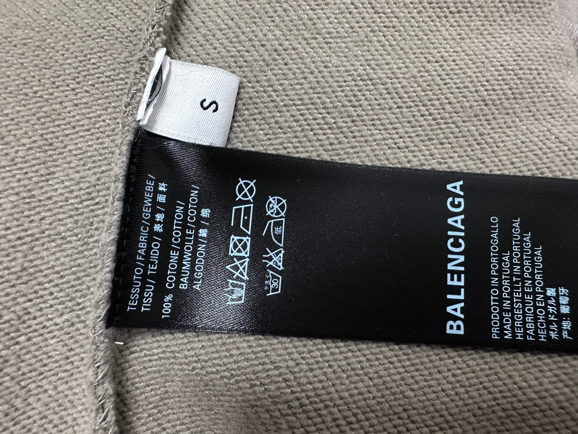 🅿️330 [BALENCIaGA] Paris small letters rhinestone washed hooded sweatshirt. The fabric is made of 400g Paris-specific double yarns*high weight double yarn ribs. It is pressed using a high-temperature air machine. The high-temperature gas contacts the fabric and uses heat energy and pressure to press the fabric to ensure uniform heat distribution. The fabrics have been washed and aged. It has a better hand feel and texture. It is not easy to deform, not easy to shrink, not easy to fade, and maintains long-term beauty. Same style for men and women! ! Size: S-XL