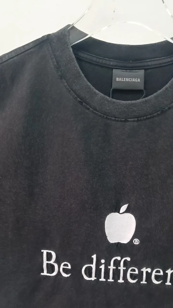 Frontal real-shot video————The top version of Balenciaga BALENCIAGA’s new BeDifferent series Apple logo embroidered letters Milky white male and female couple stars’ same style pure cotton bottoming short-sleeved T-shirts - Using imported Tajima 10w needle machine embroidery High-density embroidered letter hemming technology Full details without tails Clear letters without connections‼ ️ - It took no less than dozens of light embroidery needle adjustments to achieve this satisfactory effect. Imported embroidery thread distinguishes the difference between low-end market and original version! -BLCG's latest Bedifferent series. You are unique and different from others. Always be yourself! New models are released every year. The milky white color is the new color this year. I didn’t hesitate to buy it as soon as I saw it. My upper body looks whiter. I love this color so much!  A full set of 1:1 customized accessories + Sydney paper with logo + new version of handbag at the counter + three labels for large products + Yuan version hangtag‼ ️ (PS: Each piece comes with a counter handbag. Due to the high cost, handbags are no longer provided for after-sales code changes. Please understand) The webbing on the back collar extends to the shoulders for reinforcement. The stitches are downturned at the joints. Imported elliptical machine with imported glue technology. Overall printing without tooth edges. 32s280g double yarn combed. Color: Milky white. Washed black. Size: XS-L P:260.