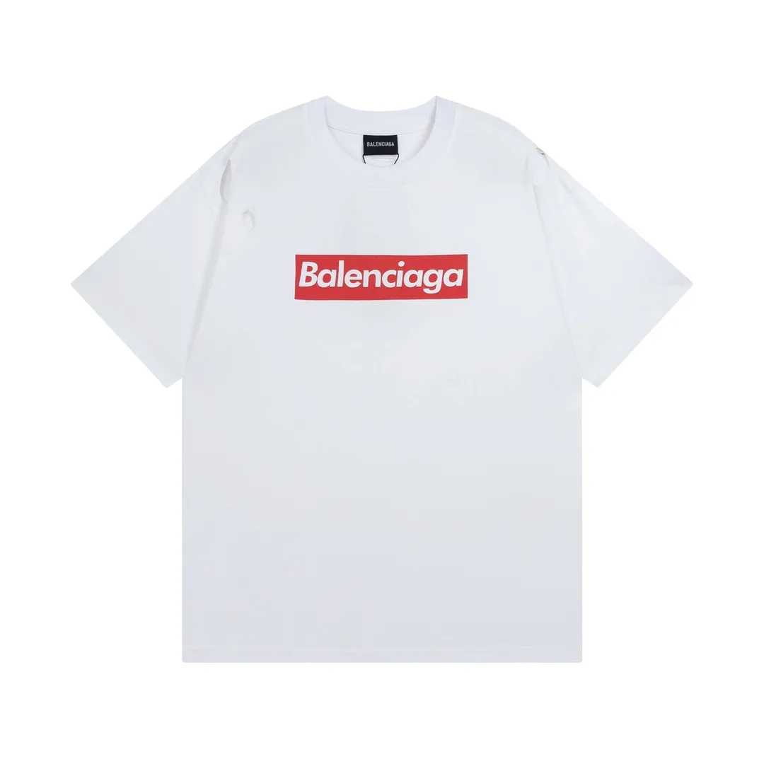 🅿️180 detailed pictures [Top version. Official website quality] 2023 latest catwalk show BALENCI*GA/Paris co-branded Supreme front classic LOGO combination printed short-sleeved T-shirt# Ready-to-wear worn and very exaggerated destruction design, in line with Paris's past abstract design. The fabric is made of Paris ZP custom-woven and dyed cotton double yarn. Weighing 260 grams, the cloth surface is clean. The cloth pattern is clear, soft and comfortable. The color fastness is good. It is not easy to change color. The threads are dyed with no color difference. The classic letter LOGO printing uses imported glue. The effect is three-dimensional and there are no burrs. The version adopts OS loose shoulder version. Same style for men and women. Code: BL223096 Color: White Size: XS to L