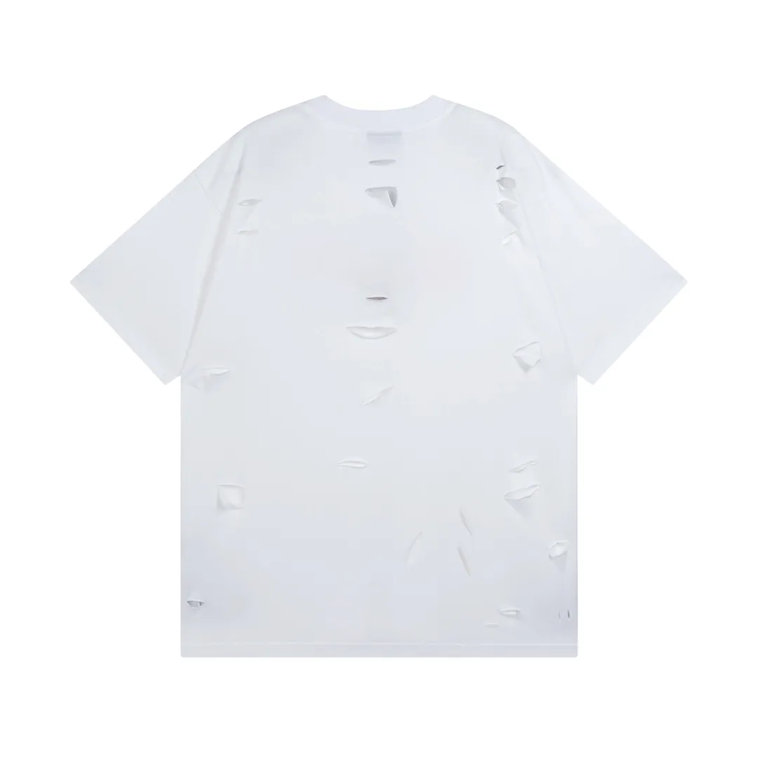 🅿️180 detailed pictures [Top version. Official website quality] 2023 latest catwalk show BALENCI*GA/Paris co-branded Supreme front classic LOGO combination printed short-sleeved T-shirt# Ready-to-wear worn and very exaggerated destruction design, in line with Paris's past abstract design. The fabric is made of Paris ZP custom-woven and dyed cotton double yarn. Weighing 260 grams, the cloth surface is clean. The cloth pattern is clear, soft and comfortable. The color fastness is good. It is not easy to change color. The threads are dyed with no color difference. The classic letter LOGO printing uses imported glue. The effect is three-dimensional and there are no burrs. The version adopts OS loose shoulder version. Same style for men and women. Code: BL223096 Color: White Size: XS to L