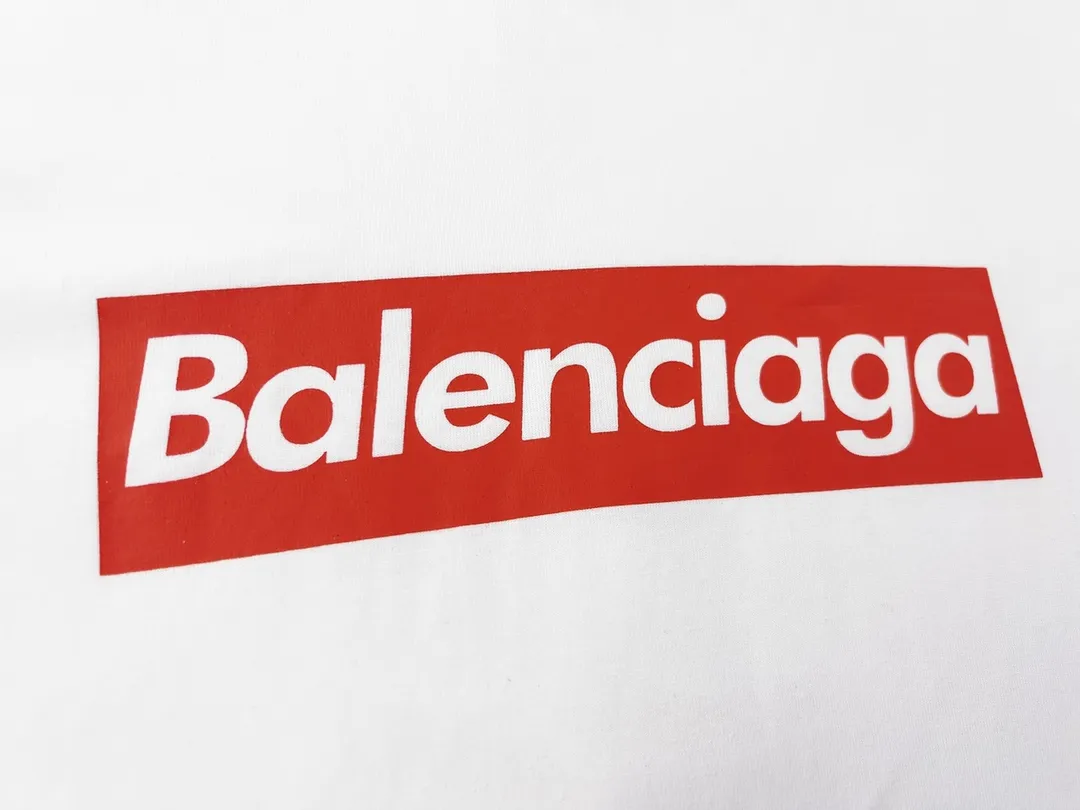 🅿️180 detailed pictures [Top version. Official website quality] 2023 latest catwalk show BALENCI*GA/Paris co-branded Supreme front classic LOGO combination printed short-sleeved T-shirt# Ready-to-wear worn and very exaggerated destruction design, in line with Paris's past abstract design. The fabric is made of Paris ZP custom-woven and dyed cotton double yarn. Weighing 260 grams, the cloth surface is clean. The cloth pattern is clear, soft and comfortable. The color fastness is good. It is not easy to change color. The threads are dyed with no color difference. The classic letter LOGO printing uses imported glue. The effect is three-dimensional and there are no burrs. The version adopts OS loose shoulder version. Same style for men and women. Code: BL223096 Color: White Size: XS to L