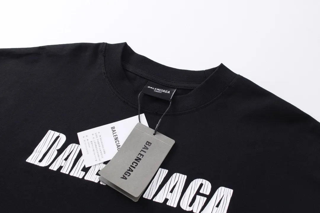 🅿️196 Detailed picture [Top version. Official website quality] BALENCI*GA/Paris. New style. Classic letter LOGO cracked print old and worn long-sleeved T-shirt. Brick cabinet synchronization. The fabric is made of Paris ZP custom-woven and dyed 100% cotton double yarn compact cotton. The weight is 260 grams, the cloth surface is clean. The cloth pattern is clear, soft and comfortable. The threads are dyed with no color difference. The classic pattern is printed with environmentally friendly imported materials, and the letters are cracked and printed. The letters are clear and the effect is three-dimensional. Restored brick cabinet. The garments are hand-worn and distressed by many people. They are very different from the market currency. You are welcome to compare. The version adopts the OS loose shoulder design. Same style for men and women. Coding: BL225009 Color: black, brown Size: XS S M L