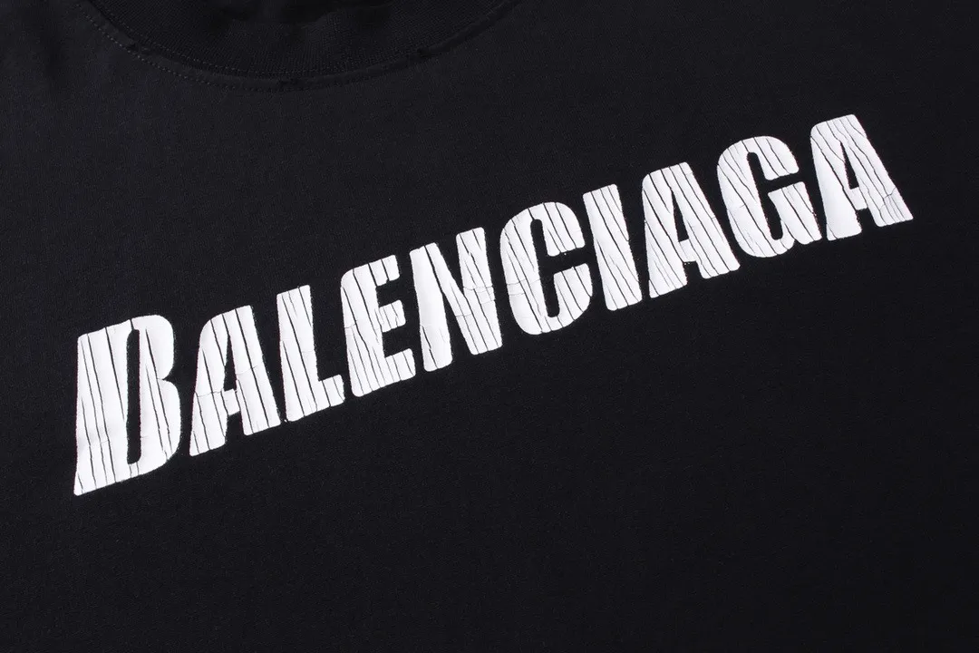 🅿️196 Detailed picture [Top version. Official website quality] BALENCI*GA/Paris. New style. Classic letter LOGO cracked print old and worn long-sleeved T-shirt. Brick cabinet synchronization. The fabric is made of Paris ZP custom-woven and dyed 100% cotton double yarn compact cotton. The weight is 260 grams, the cloth surface is clean. The cloth pattern is clear, soft and comfortable. The threads are dyed with no color difference. The classic pattern is printed with environmentally friendly imported materials, and the letters are cracked and printed. The letters are clear and the effect is three-dimensional. Restored brick cabinet. The garments are hand-worn and distressed by many people. They are very different from the market currency. You are welcome to compare. The version adopts the OS loose shoulder design. Same style for men and women. Coding: BL225009 Color: black, brown Size: XS S M L