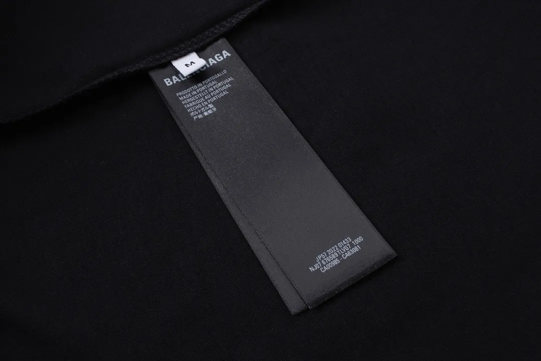 🅿️196 Detailed picture [Top version. Official website quality] BALENCI*GA/Paris. New style. Classic letter LOGO cracked print old and worn long-sleeved T-shirt. Brick cabinet synchronization. The fabric is made of Paris ZP custom-woven and dyed 100% cotton double yarn compact cotton. The weight is 260 grams, the cloth surface is clean. The cloth pattern is clear, soft and comfortable. The threads are dyed with no color difference. The classic pattern is printed with environmentally friendly imported materials, and the letters are cracked and printed. The letters are clear and the effect is three-dimensional. Restored brick cabinet. The garments are hand-worn and distressed by many people. They are very different from the market currency. You are welcome to compare. The version adopts the OS loose shoulder design. Same style for men and women. Coding: BL225009 Color: black, brown Size: XS S M L