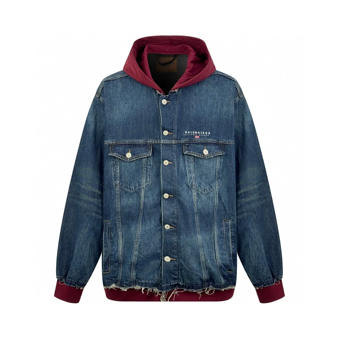 🅿️680 [Exclusive supply] BLCG double-ring embroidered fake two-piece hooded denim jacket. The original purchase was RMB 18,500. The fabric is made of customized fog blue lock pattern pure cotton denim and red flame brushed sweatshirt material. It has excellent texture, is as moist as cotton, and is comfortable and close to the skin. It uses classic indigo denim as the main tone, and the dazzling red flame red makes quantum leaps between fibers, directly touching the depths of the soul. Unity The sporticon art work embroidery reconstructs the brand totem with thousands of stitches and threads. It is highly recognizable. The drawstring-free hood is ingeniously designed. Unique tailoring outlines a futuristic silhouette. The details are sublimated into a subversive fashion statement. The denim jacket is no longer limited to a single style positioning. It is either defined by tradition or redefined by rebellion, using imported machine embroidery technology. Use advanced computer control systems and precision mechanical components to realize the unity sporticon art work embroidery operation. High precision. The lines are smooth and delicate, using the rotten edge hanging technology. The natural edge effect is achieved by physical abrasion on the edges. The combination of high-temperature steam and frosted paper removes fiber hairiness and color difference, showing unique holes and wear effects. The embedded stitching process is used. The stitching of denim and knitted fabrics can provide high-quality stitching effects. Smooth and tidy. Neat and tidy. Multi-position horse + sand scrubbing is used to rub specific parts with a high-pressure spray gun to achieve a local gradient effect. Then, the frosting technology is used to create a unique texture pattern. The workmanship is extremely complex. The time-consuming and labor-intensive electrolytic deep blue + stone mill fermentation washing process prioritizes the use of electrochemical reactions to change the color of the fabric, then mixes the fabric with abrasives through a grinder and uses hot water for cleaning to achieve a specific washing effect. Size:1-2-3-4