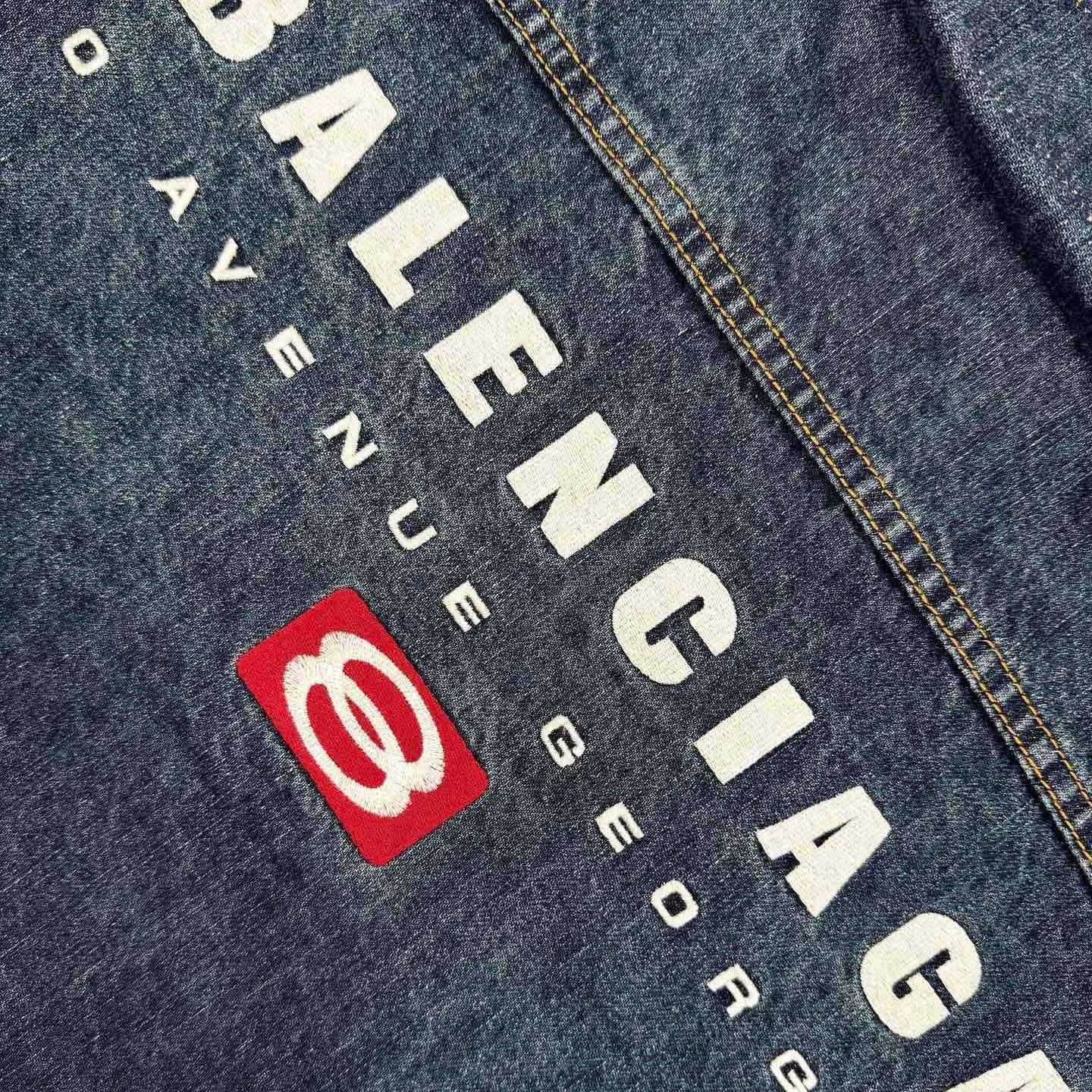 🅿️680 [Exclusive supply] BLCG double-ring embroidered fake two-piece hooded denim jacket. The original purchase was RMB 18,500. The fabric is made of customized fog blue lock pattern pure cotton denim and red flame brushed sweatshirt material. It has excellent texture, is as moist as cotton, and is comfortable and close to the skin. It uses classic indigo denim as the main tone, and the dazzling red flame red makes quantum leaps between fibers, directly touching the depths of the soul. Unity The sporticon art work embroidery reconstructs the brand totem with thousands of stitches and threads. It is highly recognizable. The drawstring-free hood is ingeniously designed. Unique tailoring outlines a futuristic silhouette. The details are sublimated into a subversive fashion statement. The denim jacket is no longer limited to a single style positioning. It is either defined by tradition or redefined by rebellion, using imported machine embroidery technology. Use advanced computer control systems and precision mechanical components to realize the unity sporticon art work embroidery operation. High precision. The lines are smooth and delicate, using the rotten edge hanging technology. The natural edge effect is achieved by physical abrasion on the edges. The combination of high-temperature steam and frosted paper removes fiber hairiness and color difference, showing unique holes and wear effects. The embedded stitching process is used. The stitching of denim and knitted fabrics can provide high-quality stitching effects. Smooth and tidy. Neat and tidy. Multi-position horse + sand scrubbing is used to rub specific parts with a high-pressure spray gun to achieve a local gradient effect. Then, the frosting technology is used to create a unique texture pattern. The workmanship is extremely complex. The time-consuming and labor-intensive electrolytic deep blue + stone mill fermentation washing process prioritizes the use of electrochemical reactions to change the color of the fabric, then mixes the fabric with abrasives through a grinder and uses hot water for cleaning to achieve a specific washing effect. Size:1-2-3-4