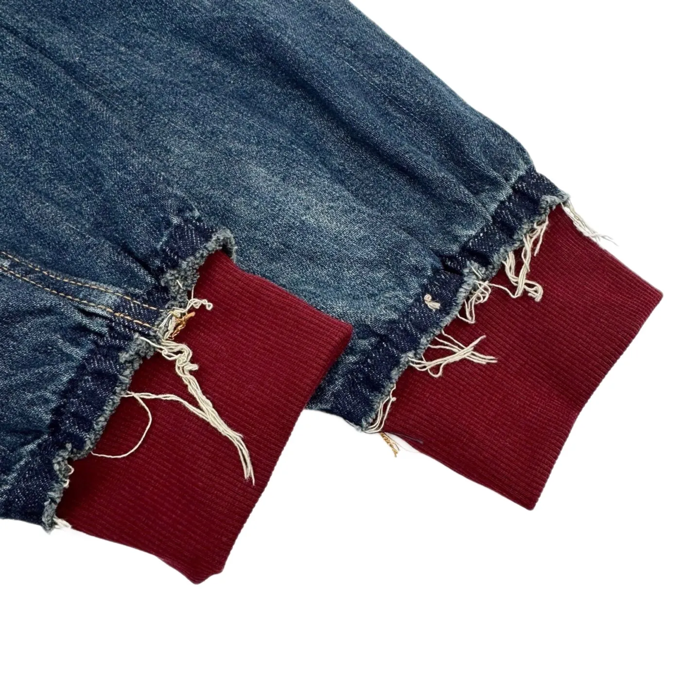 🅿️680 [Exclusive supply] BLCG double-ring embroidered fake two-piece hooded denim jacket. The original purchase was RMB 18,500. The fabric is made of customized fog blue lock pattern pure cotton denim and red flame brushed sweatshirt material. It has excellent texture, is as moist as cotton, and is comfortable and close to the skin. It uses classic indigo denim as the main tone, and the dazzling red flame red makes quantum leaps between fibers, directly touching the depths of the soul. Unity The sporticon art work embroidery reconstructs the brand totem with thousands of stitches and threads. It is highly recognizable. The drawstring-free hood is ingeniously designed. Unique tailoring outlines a futuristic silhouette. The details are sublimated into a subversive fashion statement. The denim jacket is no longer limited to a single style positioning. It is either defined by tradition or redefined by rebellion, using imported machine embroidery technology. Use advanced computer control systems and precision mechanical components to realize the unity sporticon art work embroidery operation. High precision. The lines are smooth and delicate, using the rotten edge hanging technology. The natural edge effect is achieved by physical abrasion on the edges. The combination of high-temperature steam and frosted paper removes fiber hairiness and color difference, showing unique holes and wear effects. The embedded stitching process is used. The stitching of denim and knitted fabrics can provide high-quality stitching effects. Smooth and tidy. Neat and tidy. Multi-position horse + sand scrubbing is used to rub specific parts with a high-pressure spray gun to achieve a local gradient effect. Then, the frosting technology is used to create a unique texture pattern. The workmanship is extremely complex. The time-consuming and labor-intensive electrolytic deep blue + stone mill fermentation washing process prioritizes the use of electrochemical reactions to change the color of the fabric, then mixes the fabric with abrasives through a grinder and uses hot water for cleaning to achieve a specific washing effect. Size:1-2-3-4