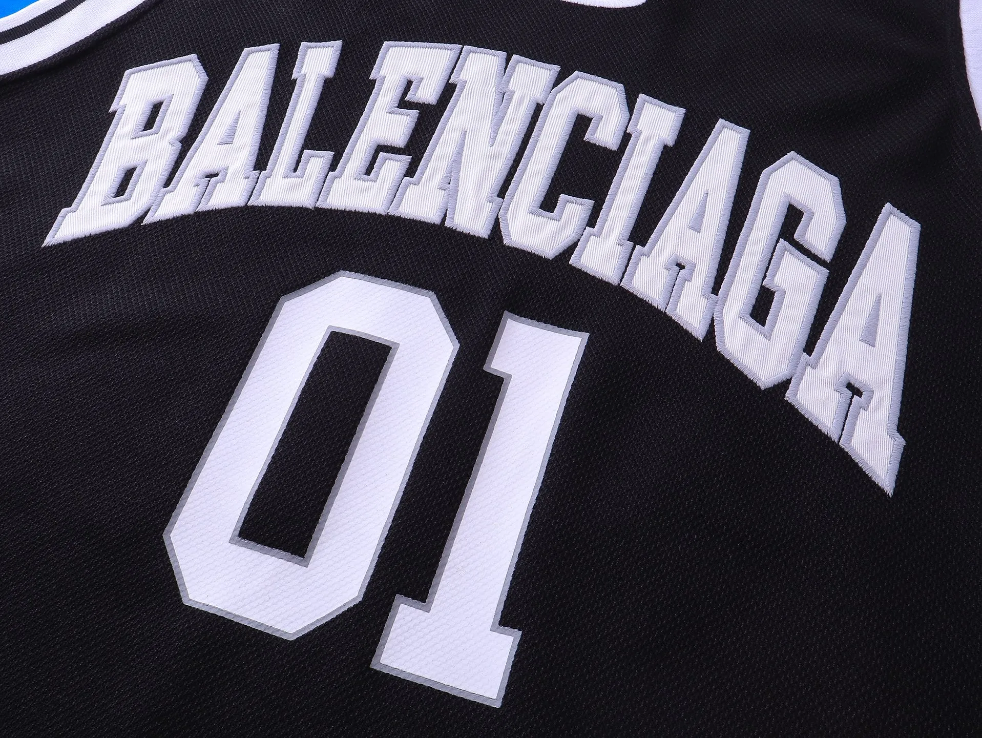 🅿️330 BALENCI*GA Paris basketball jersey fake 3-piece long-sleeved T-shirt. The front panel is made of imported Tajima machine patchwork, embroidery and printing. The back panel is printed. The vest is made of mesh. Overweight process. Restore brick cabinet. Exclusively pattern-woven and dyed 280g fabric. Threads are dyed in the same cylinder with zero color difference. The version adopts OS loose shoulder-drop pattern. Welcome to compare. Same style for men and women -Color: black red -SIZE: Xs S M L style number 8641#