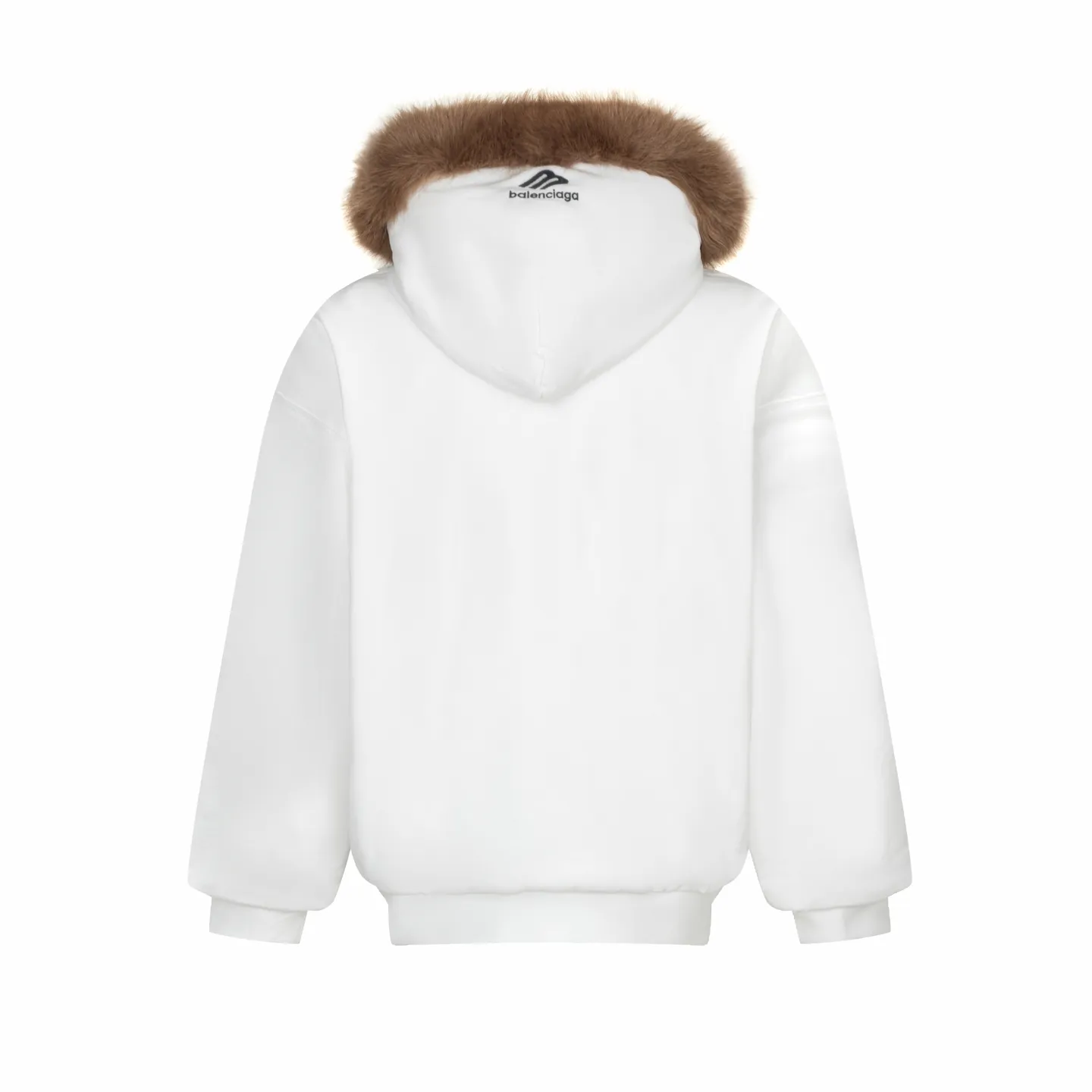 🅿️780 [Exclusive supply] BLCG 25FW SKIWEAR series fur collar hooded jacket (white). The original version was purchased for 14,935 and developed, integrating sports functions and high-end design. The overall design adopts a loose, dropped-shoulder version, taking into account both comfort and style. Features a functional zipper and two utility pockets at the front, while gathering at the cuffs and waist enhances the fit. The lining of the clothing is made of cotton velvet, which is soft to the touch and has excellent thermal insulation effect. The concept of environmental protection runs through the design, and the plush collar and hood are made of animal-free faux fur fabrics, which combines texture and sustainability. The details highlight the level of craftsmanship: the fur collar of the hoodie has been finely processed to simulate the fluffy visual effect of real fur; the logo on the chest is presented through thousands of three-dimensional embroidery, which is rich in layering; the sleeves are decorated with 3B sports icon artwork embroidery, injecting the brand's iconic sports aesthetic elements. The entire sweatshirt pays attention to fabric texture and detailed decoration, creating a fashionable item for winter outdoor wear. Size:XS-S-M-L