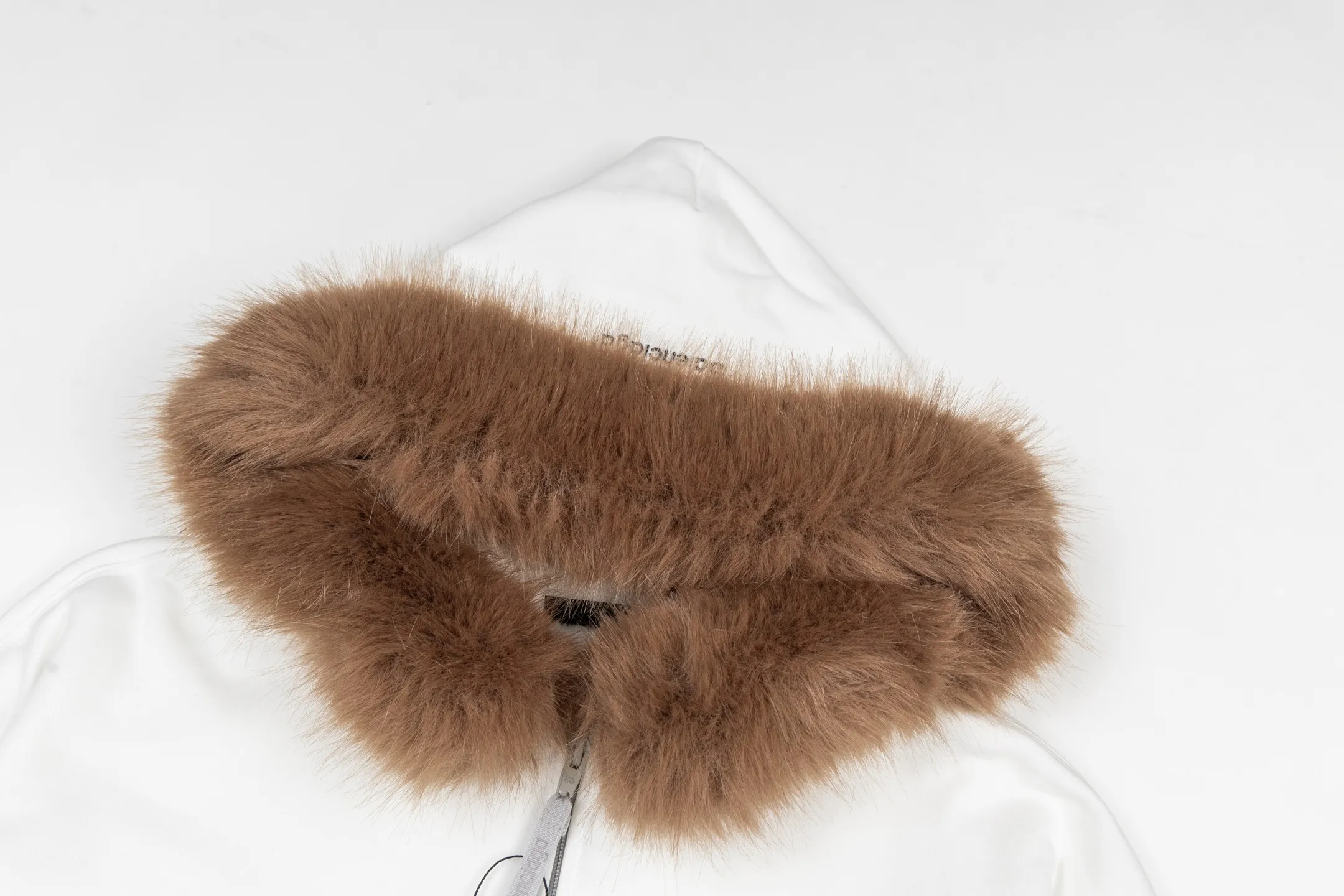 🅿️780 [Exclusive supply] BLCG 25FW SKIWEAR series fur collar hooded jacket (white). The original version was purchased for 14,935 and developed, integrating sports functions and high-end design. The overall design adopts a loose, dropped-shoulder version, taking into account both comfort and style. Features a functional zipper and two utility pockets at the front, while gathering at the cuffs and waist enhances the fit. The lining of the clothing is made of cotton velvet, which is soft to the touch and has excellent thermal insulation effect. The concept of environmental protection runs through the design, and the plush collar and hood are made of animal-free faux fur fabrics, which combines texture and sustainability. The details highlight the level of craftsmanship: the fur collar of the hoodie has been finely processed to simulate the fluffy visual effect of real fur; the logo on the chest is presented through thousands of three-dimensional embroidery, which is rich in layering; the sleeves are decorated with 3B sports icon artwork embroidery, injecting the brand's iconic sports aesthetic elements. The entire sweatshirt pays attention to fabric texture and detailed decoration, creating a fashionable item for winter outdoor wear. Size:XS-S-M-L
