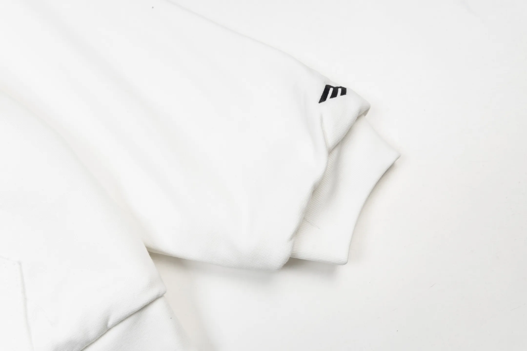 🅿️780 [Exclusive supply] BLCG 25FW SKIWEAR series fur collar hooded jacket (white). The original version was purchased for 14,935 and developed, integrating sports functions and high-end design. The overall design adopts a loose, dropped-shoulder version, taking into account both comfort and style. Features a functional zipper and two utility pockets at the front, while gathering at the cuffs and waist enhances the fit. The lining of the clothing is made of cotton velvet, which is soft to the touch and has excellent thermal insulation effect. The concept of environmental protection runs through the design, and the plush collar and hood are made of animal-free faux fur fabrics, which combines texture and sustainability. The details highlight the level of craftsmanship: the fur collar of the hoodie has been finely processed to simulate the fluffy visual effect of real fur; the logo on the chest is presented through thousands of three-dimensional embroidery, which is rich in layering; the sleeves are decorated with 3B sports icon artwork embroidery, injecting the brand's iconic sports aesthetic elements. The entire sweatshirt pays attention to fabric texture and detailed decoration, creating a fashionable item for winter outdoor wear. Size:XS-S-M-L