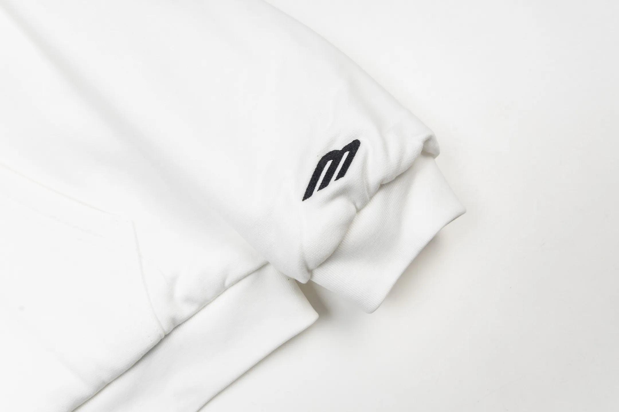 🅿️780 [Exclusive supply] BLCG 25FW SKIWEAR series fur collar hooded jacket (white). The original version was purchased for 14,935 and developed, integrating sports functions and high-end design. The overall design adopts a loose, dropped-shoulder version, taking into account both comfort and style. Features a functional zipper and two utility pockets at the front, while gathering at the cuffs and waist enhances the fit. The lining of the clothing is made of cotton velvet, which is soft to the touch and has excellent thermal insulation effect. The concept of environmental protection runs through the design, and the plush collar and hood are made of animal-free faux fur fabrics, which combines texture and sustainability. The details highlight the level of craftsmanship: the fur collar of the hoodie has been finely processed to simulate the fluffy visual effect of real fur; the logo on the chest is presented through thousands of three-dimensional embroidery, which is rich in layering; the sleeves are decorated with 3B sports icon artwork embroidery, injecting the brand's iconic sports aesthetic elements. The entire sweatshirt pays attention to fabric texture and detailed decoration, creating a fashionable item for winter outdoor wear. Size:XS-S-M-L