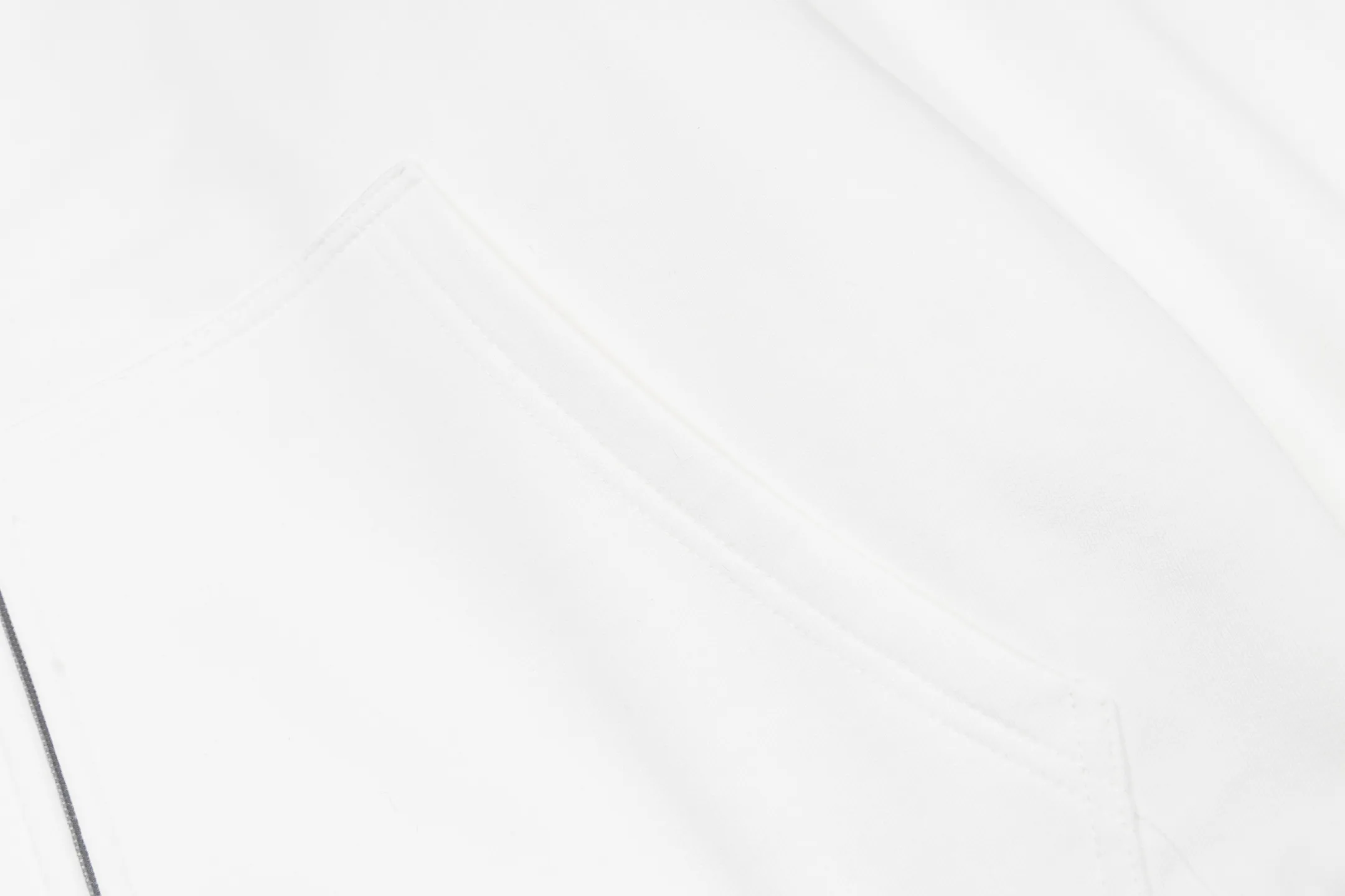 🅿️780 [Exclusive supply] BLCG 25FW SKIWEAR series fur collar hooded jacket (white). The original version was purchased for 14,935 and developed, integrating sports functions and high-end design. The overall design adopts a loose, dropped-shoulder version, taking into account both comfort and style. Features a functional zipper and two utility pockets at the front, while gathering at the cuffs and waist enhances the fit. The lining of the clothing is made of cotton velvet, which is soft to the touch and has excellent thermal insulation effect. The concept of environmental protection runs through the design, and the plush collar and hood are made of animal-free faux fur fabrics, which combines texture and sustainability. The details highlight the level of craftsmanship: the fur collar of the hoodie has been finely processed to simulate the fluffy visual effect of real fur; the logo on the chest is presented through thousands of three-dimensional embroidery, which is rich in layering; the sleeves are decorated with 3B sports icon artwork embroidery, injecting the brand's iconic sports aesthetic elements. The entire sweatshirt pays attention to fabric texture and detailed decoration, creating a fashionable item for winter outdoor wear. Size:XS-S-M-L