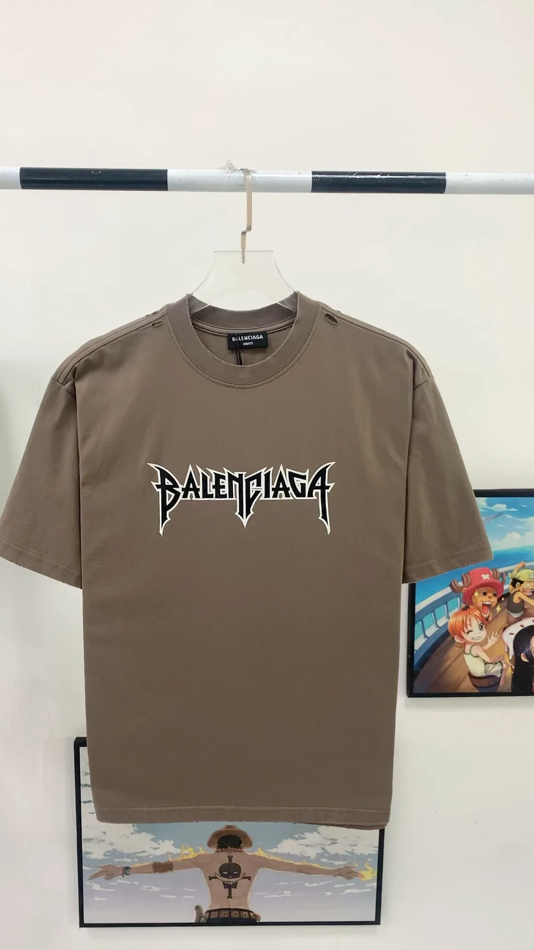Frontal real shot video————The top tested version BALENCIAGA 23ss Paris new distressed limited edition rock band male and female couple star same style pure cotton short-sleeved T-shirt Metallica Tees has been in 2005 since the last retro 90s Metallica rock band series. The fabric is custom-woven and dyed from 320g high-density combed cotton. The only two washes on the market ensure the restoration of the original feel. BB letters are automatically printed using an elliptical machine. Stable printing temperature ensures the same effect as the original version. The cracked texture is natural and classy. Heavy washing and sanding process/neckline/cuffs/hemm fraying and hole treatment. Ready-to-wear clothes are washed twice. Highly restore the color of YB finished products. Customers will naturally understand. This effect is extremely costly. Exclusive high quality. The texture is different from market currency. Welcome to compare, same style for men and women -Color: Camel -SIZE: Xs S M L P:270