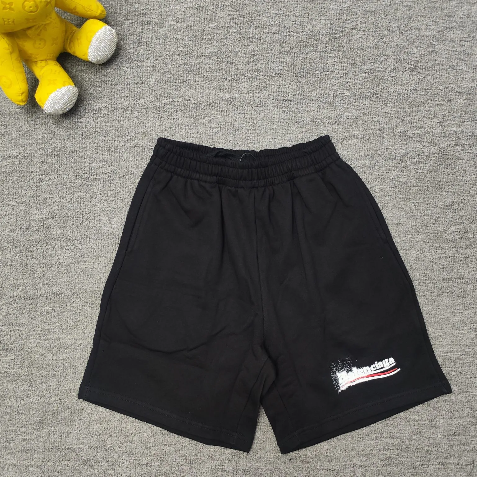The top version of Balenciga/Balenciaga Dissolved Coca-Cola shorts are the same style for male and female stars. Pure cotton terry fabric, thick hand feel, contrast-dyed fabric, hand-painted spray-dissolved effect pattern, ultra-fine flat screen printing process, full of fashion sense, using fine gauze material as the screen, dyed pure cotton fabric, OS version, complete with three standards, same style for men and women. New style shorts, pure cotton terry fabric, thin fabric is soft and comfortable, the whole body is heavily distressed and washed, the latest Coke atomized watermark design, loose fit, same as for men and women, size xssml [Washing instructions: Cotton, hand wash recommended, gentle pressure, wash with warm or cold water below 30℃, separate dark and light colors during washing, not suitable for exposure to the sun] Size: S-XL Color: black and white P:310