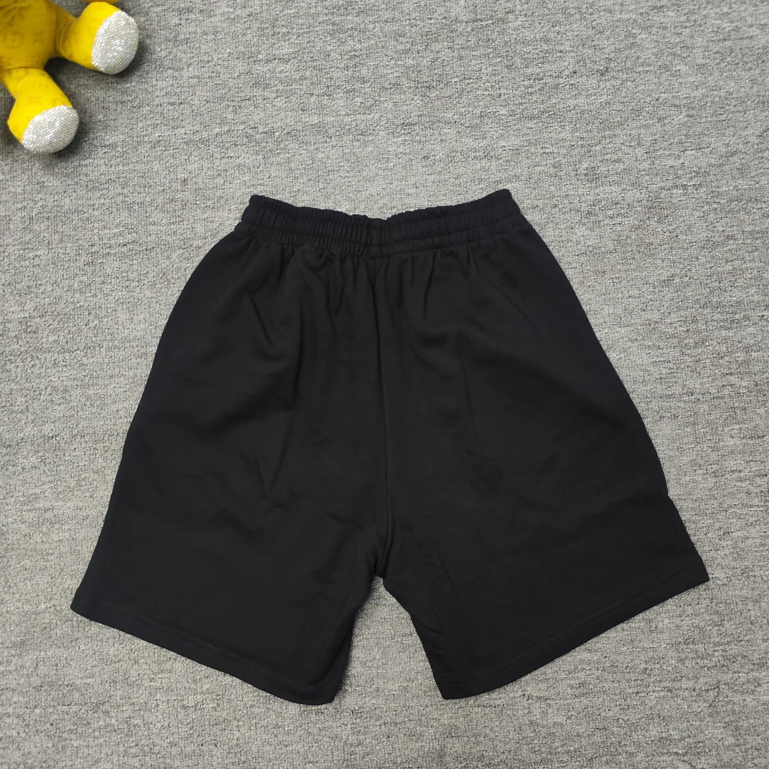 The top version of Balenciga/Balenciaga Dissolved Coca-Cola shorts are the same style for male and female stars. Pure cotton terry fabric, thick hand feel, contrast-dyed fabric, hand-painted spray-dissolved effect pattern, ultra-fine flat screen printing process, full of fashion sense, using fine gauze material as the screen, dyed pure cotton fabric, OS version, complete with three standards, same style for men and women. New style shorts, pure cotton terry fabric, thin fabric is soft and comfortable, the whole body is heavily distressed and washed, the latest Coke atomized watermark design, loose fit, same as for men and women, size xssml [Washing instructions: Cotton, hand wash recommended, gentle pressure, wash with warm or cold water below 30℃, separate dark and light colors during washing, not suitable for exposure to the sun] Size: S-XL Color: black and white P:310