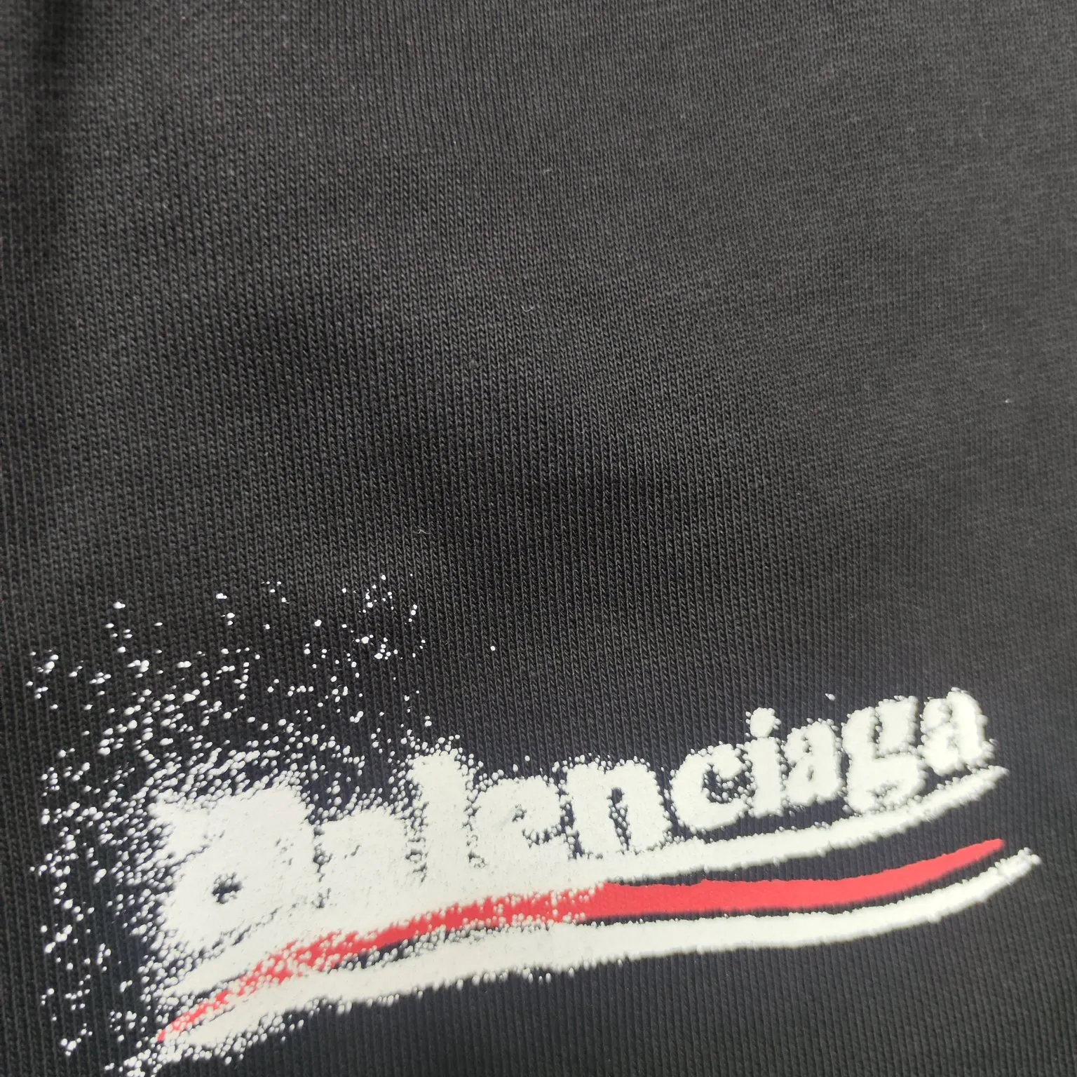 The top version of Balenciga/Balenciaga Dissolved Coca-Cola shorts are the same style for male and female stars. Pure cotton terry fabric, thick hand feel, contrast-dyed fabric, hand-painted spray-dissolved effect pattern, ultra-fine flat screen printing process, full of fashion sense, using fine gauze material as the screen, dyed pure cotton fabric, OS version, complete with three standards, same style for men and women. New style shorts, pure cotton terry fabric, thin fabric is soft and comfortable, the whole body is heavily distressed and washed, the latest Coke atomized watermark design, loose fit, same as for men and women, size xssml [Washing instructions: Cotton, hand wash recommended, gentle pressure, wash with warm or cold water below 30℃, separate dark and light colors during washing, not suitable for exposure to the sun] Size: S-XL Color: black and white P:310