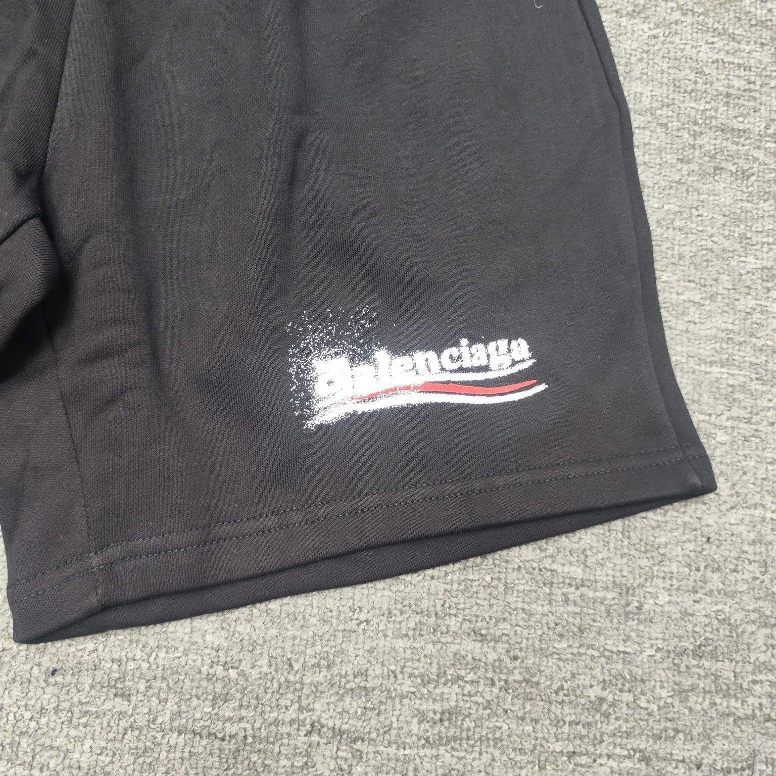 The top version of Balenciga/Balenciaga Dissolved Coca-Cola shorts are the same style for male and female stars. Pure cotton terry fabric, thick hand feel, contrast-dyed fabric, hand-painted spray-dissolved effect pattern, ultra-fine flat screen printing process, full of fashion sense, using fine gauze material as the screen, dyed pure cotton fabric, OS version, complete with three standards, same style for men and women. New style shorts, pure cotton terry fabric, thin fabric is soft and comfortable, the whole body is heavily distressed and washed, the latest Coke atomized watermark design, loose fit, same as for men and women, size xssml [Washing instructions: Cotton, hand wash recommended, gentle pressure, wash with warm or cold water below 30℃, separate dark and light colors during washing, not suitable for exposure to the sun] Size: S-XL Color: black and white P:310