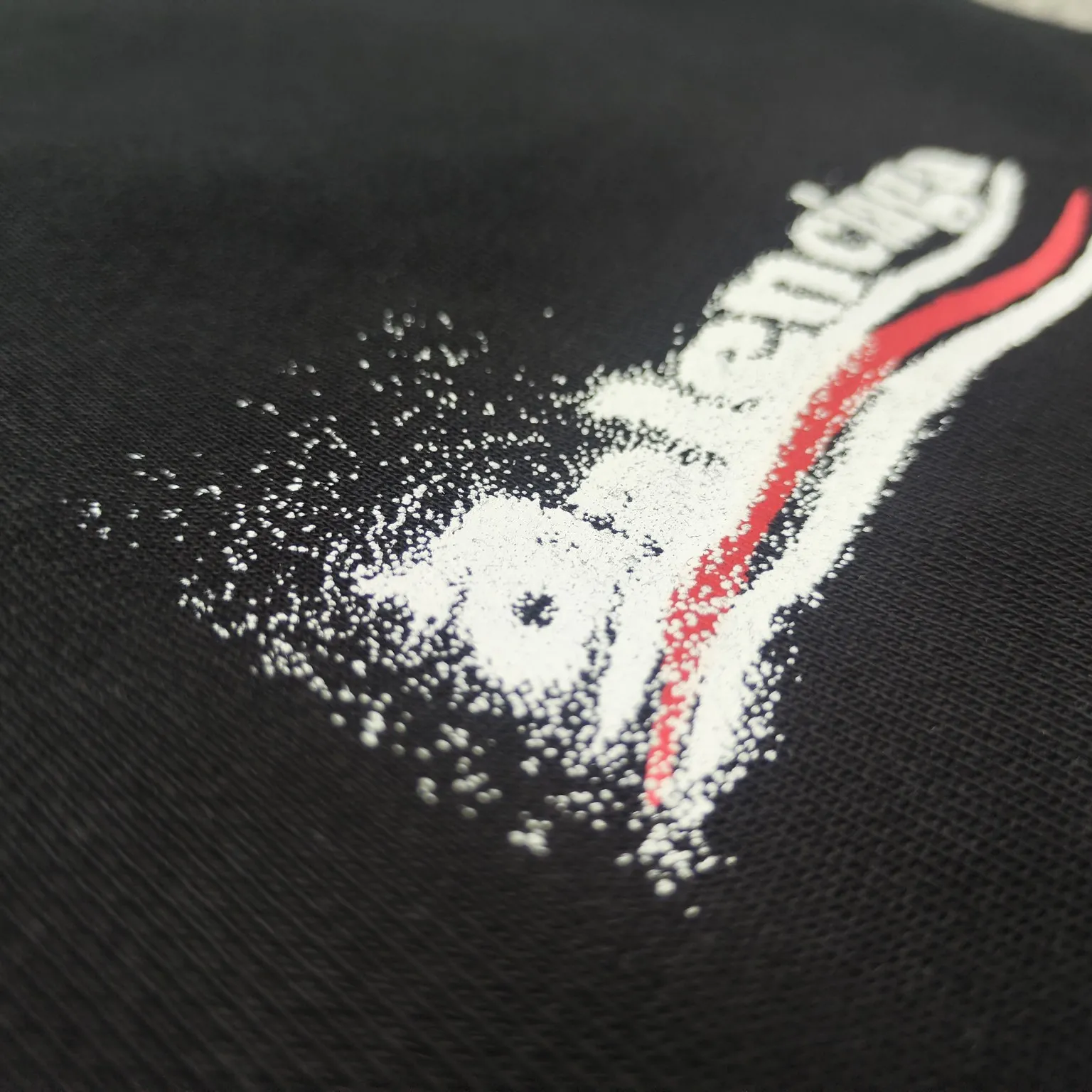The top version of Balenciga/Balenciaga Dissolved Coca-Cola shorts are the same style for male and female stars. Pure cotton terry fabric, thick hand feel, contrast-dyed fabric, hand-painted spray-dissolved effect pattern, ultra-fine flat screen printing process, full of fashion sense, using fine gauze material as the screen, dyed pure cotton fabric, OS version, complete with three standards, same style for men and women. New style shorts, pure cotton terry fabric, thin fabric is soft and comfortable, the whole body is heavily distressed and washed, the latest Coke atomized watermark design, loose fit, same as for men and women, size xssml [Washing instructions: Cotton, hand wash recommended, gentle pressure, wash with warm or cold water below 30℃, separate dark and light colors during washing, not suitable for exposure to the sun] Size: S-XL Color: black and white P:310