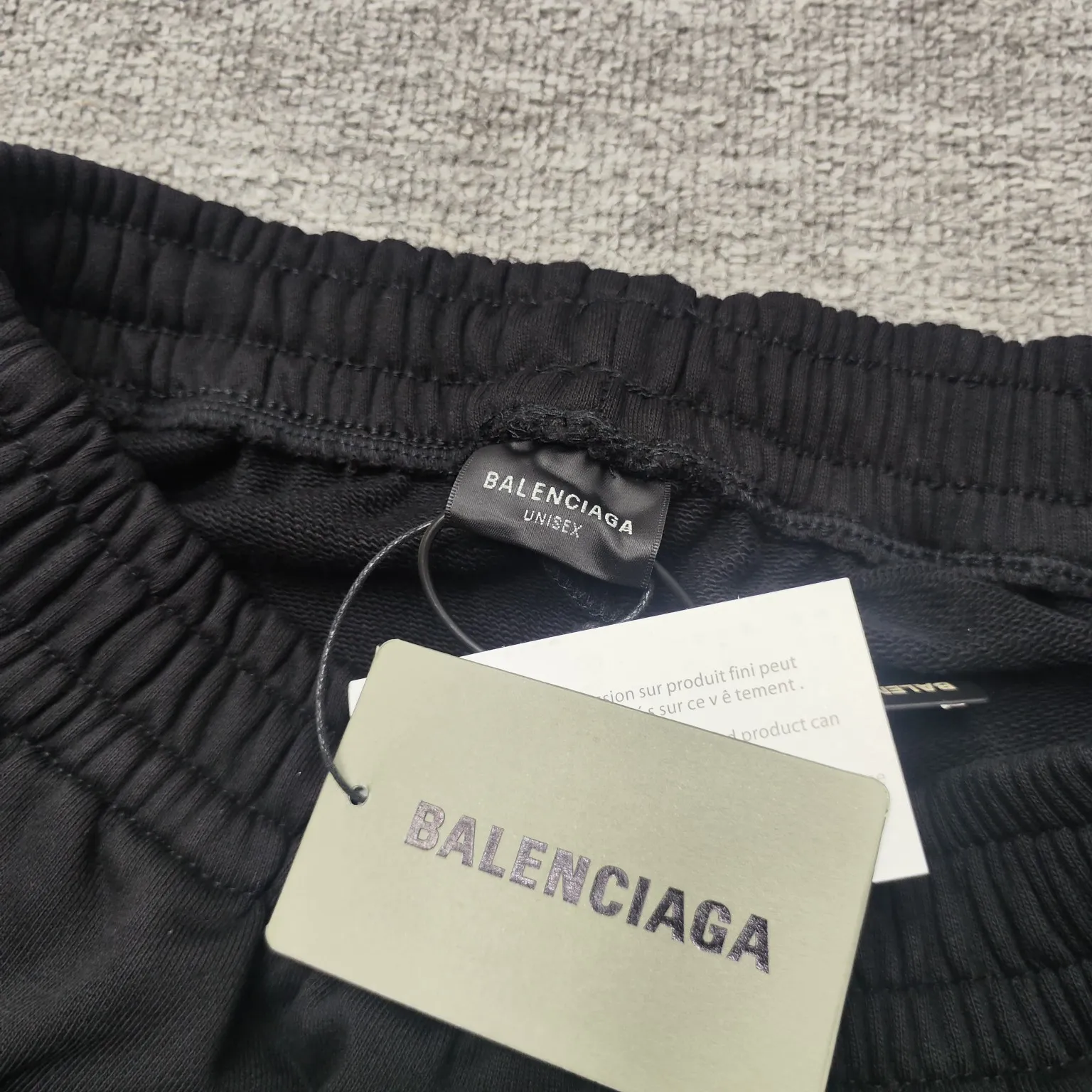 The top version of Balenciga/Balenciaga Dissolved Coca-Cola shorts are the same style for male and female stars. Pure cotton terry fabric, thick hand feel, contrast-dyed fabric, hand-painted spray-dissolved effect pattern, ultra-fine flat screen printing process, full of fashion sense, using fine gauze material as the screen, dyed pure cotton fabric, OS version, complete with three standards, same style for men and women. New style shorts, pure cotton terry fabric, thin fabric is soft and comfortable, the whole body is heavily distressed and washed, the latest Coke atomized watermark design, loose fit, same as for men and women, size xssml [Washing instructions: Cotton, hand wash recommended, gentle pressure, wash with warm or cold water below 30℃, separate dark and light colors during washing, not suitable for exposure to the sun] Size: S-XL Color: black and white P:310