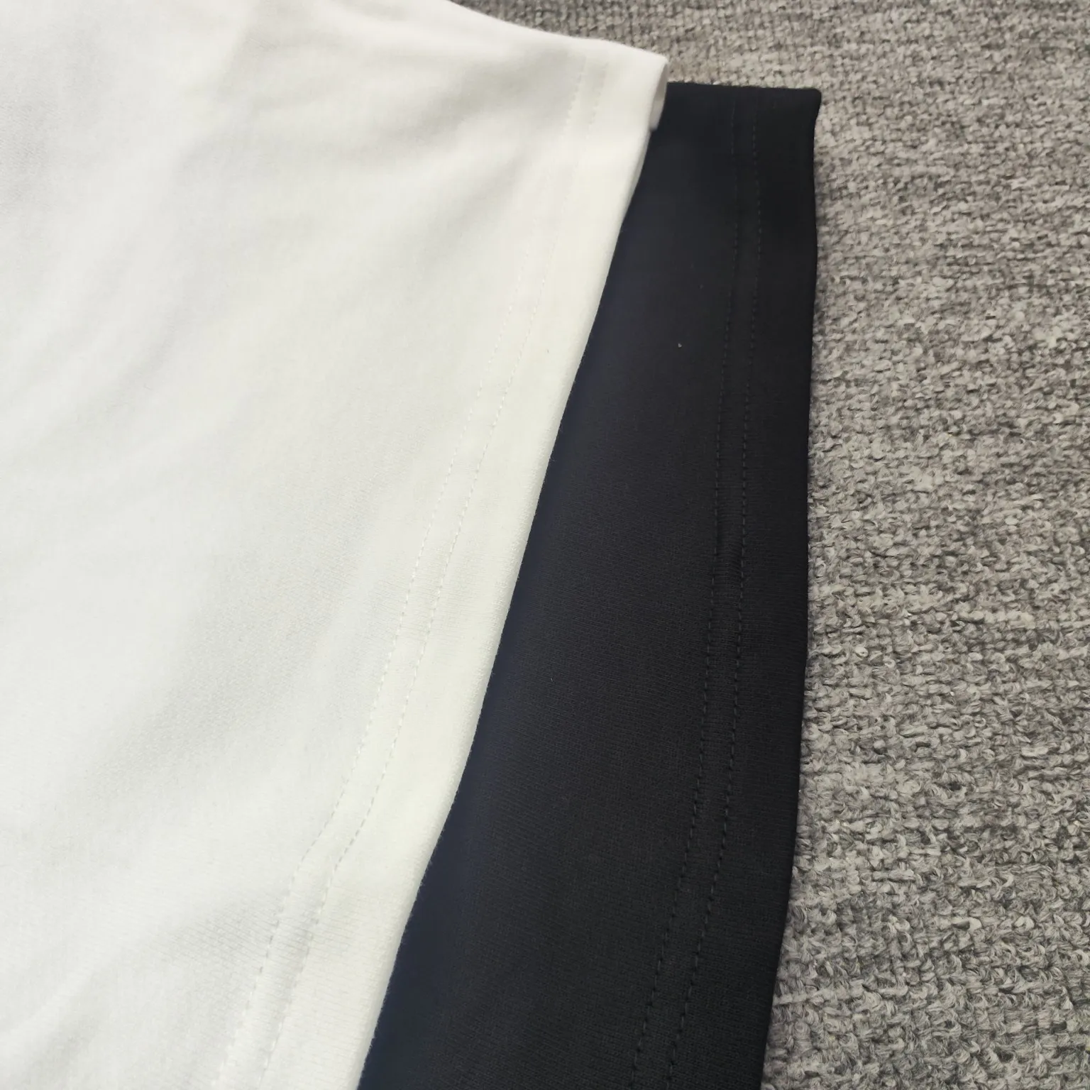 The top version of Balenciga/Balenciaga Dissolved Coca-Cola shorts are the same style for male and female stars. Pure cotton terry fabric, thick hand feel, contrast-dyed fabric, hand-painted spray-dissolved effect pattern, ultra-fine flat screen printing process, full of fashion sense, using fine gauze material as the screen, dyed pure cotton fabric, OS version, complete with three standards, same style for men and women. New style shorts, pure cotton terry fabric, thin fabric is soft and comfortable, the whole body is heavily distressed and washed, the latest Coke atomized watermark design, loose fit, same as for men and women, size xssml [Washing instructions: Cotton, hand wash recommended, gentle pressure, wash with warm or cold water below 30℃, separate dark and light colors during washing, not suitable for exposure to the sun] Size: S-XL Color: black and white P:310