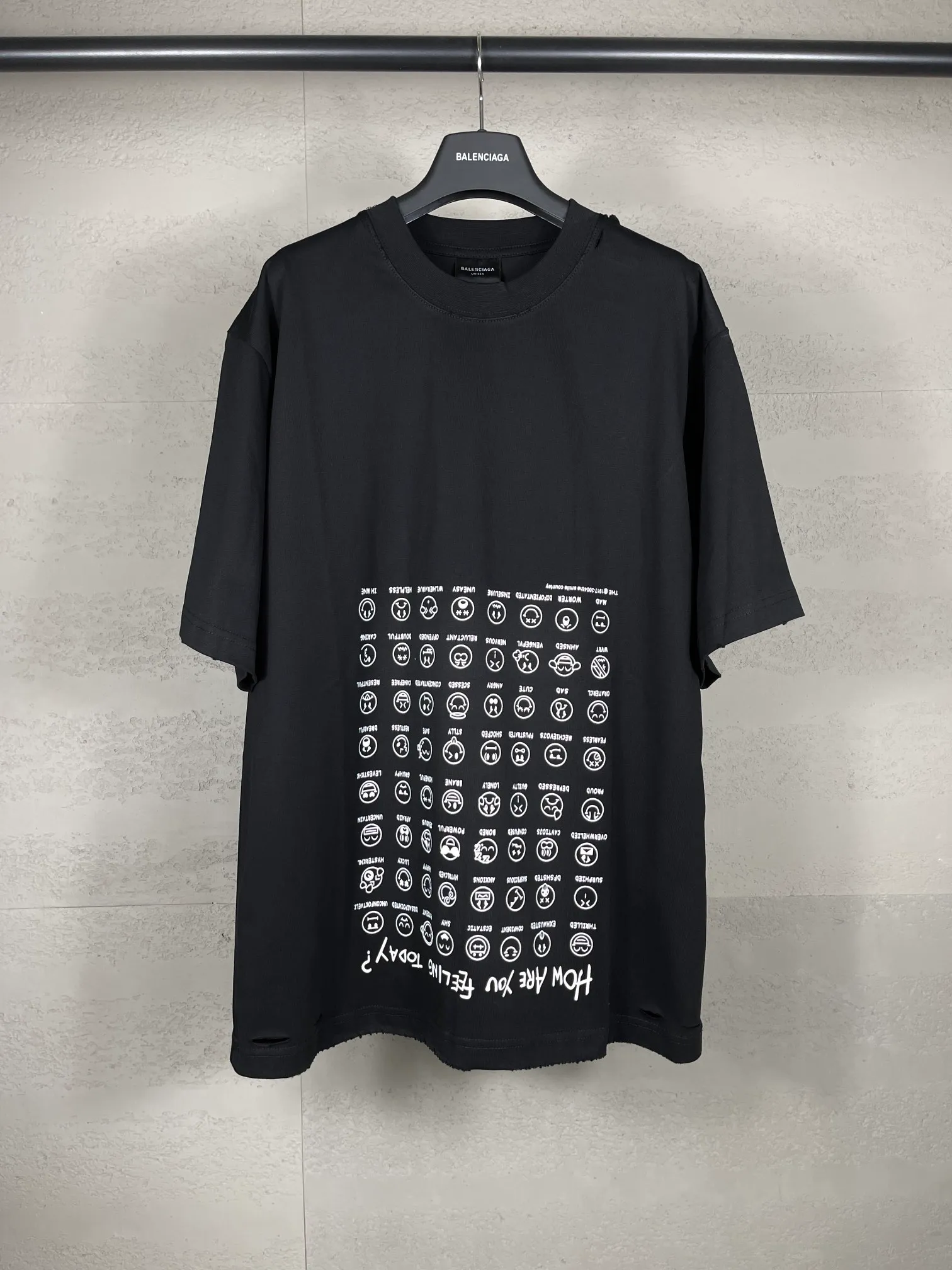 🅿️190 real photos [Top version. Official website quality] BALENCI*GA/Paris. SS25 latest smiley face collection printed washed, distressed and worn short-sleeved T-shirt. Ready-to-wear, many distressed and worn. Brick cabinets are synchronized. Genuine products are developed at the first time, and you can print and compare! The fabric is made of Paris ZP custom-woven and dyed cotton double yarn. Weighing 260 grams, the cloth surface is clean. The cloth pattern is clear, soft and comfortable. The threads are dyed with no color difference. The printing is made of environmentally friendly imported materials. The letters are clear and the effect is three-dimensional. The version adopts OS loose shoulder design. Same style for men and women. Code: BL223610 Color: black, off-white Size: XS S M L