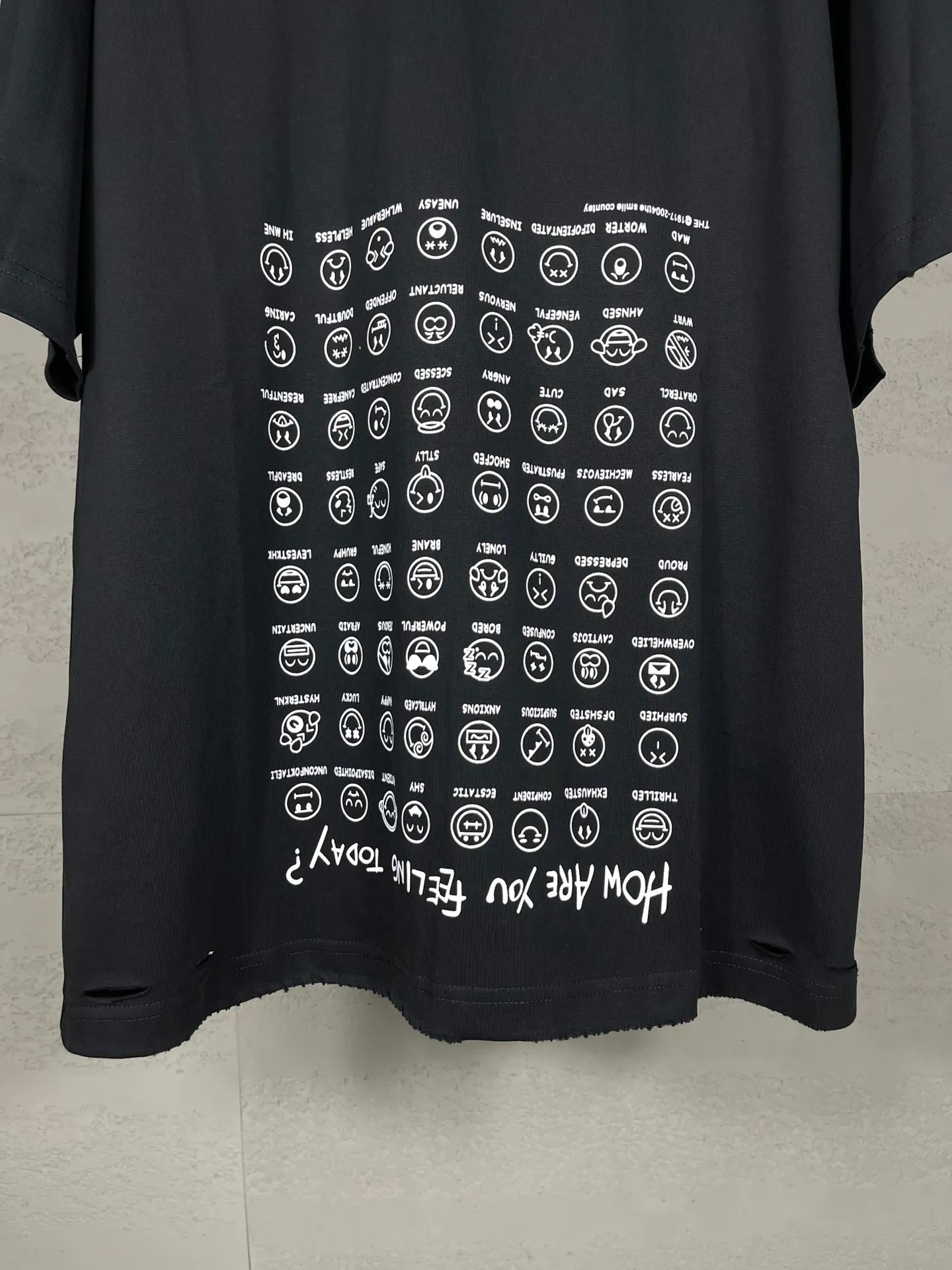 🅿️190 real photos [Top version. Official website quality] BALENCI*GA/Paris. SS25 latest smiley face collection printed washed, distressed and worn short-sleeved T-shirt. Ready-to-wear, many distressed and worn. Brick cabinets are synchronized. Genuine products are developed at the first time, and you can print and compare! The fabric is made of Paris ZP custom-woven and dyed cotton double yarn. Weighing 260 grams, the cloth surface is clean. The cloth pattern is clear, soft and comfortable. The threads are dyed with no color difference. The printing is made of environmentally friendly imported materials. The letters are clear and the effect is three-dimensional. The version adopts OS loose shoulder design. Same style for men and women. Code: BL223610 Color: black, off-white Size: XS S M L